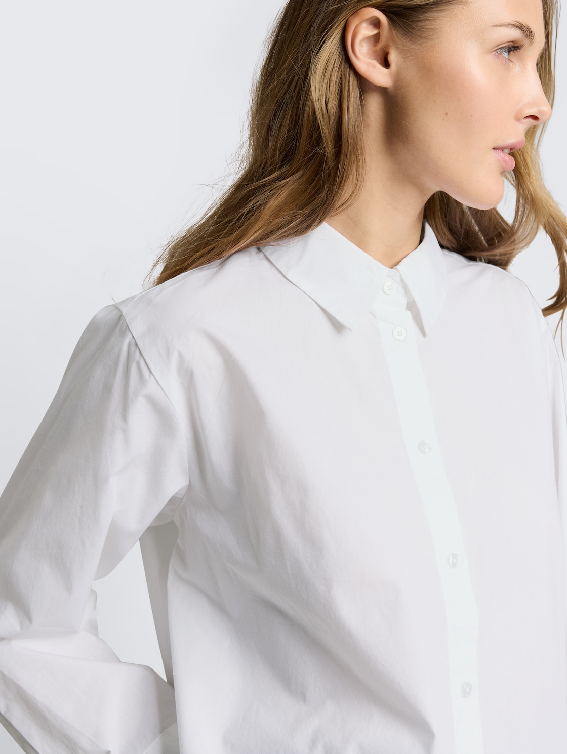 Boxy Fit Hemdbluse aus Baumwolle - White - Detail-Model-Ansicht