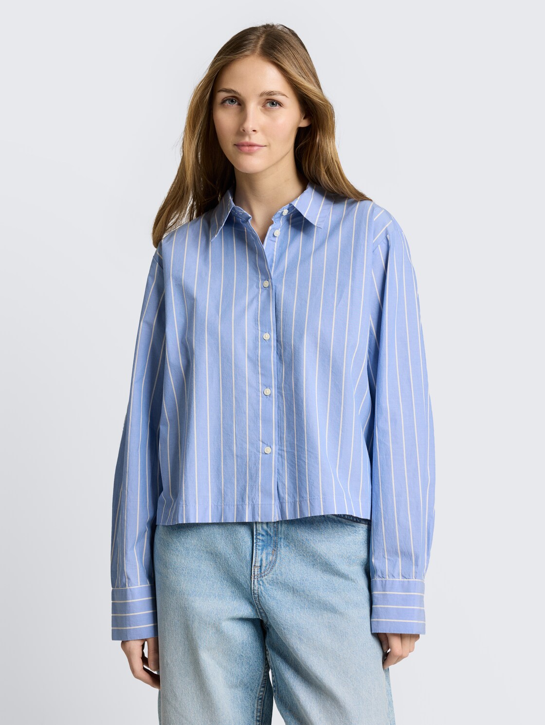 Boxy Fit Hemdbluse aus Baumwolle - mid blue white stripe - Ausschnitt Model-Vorderansicht