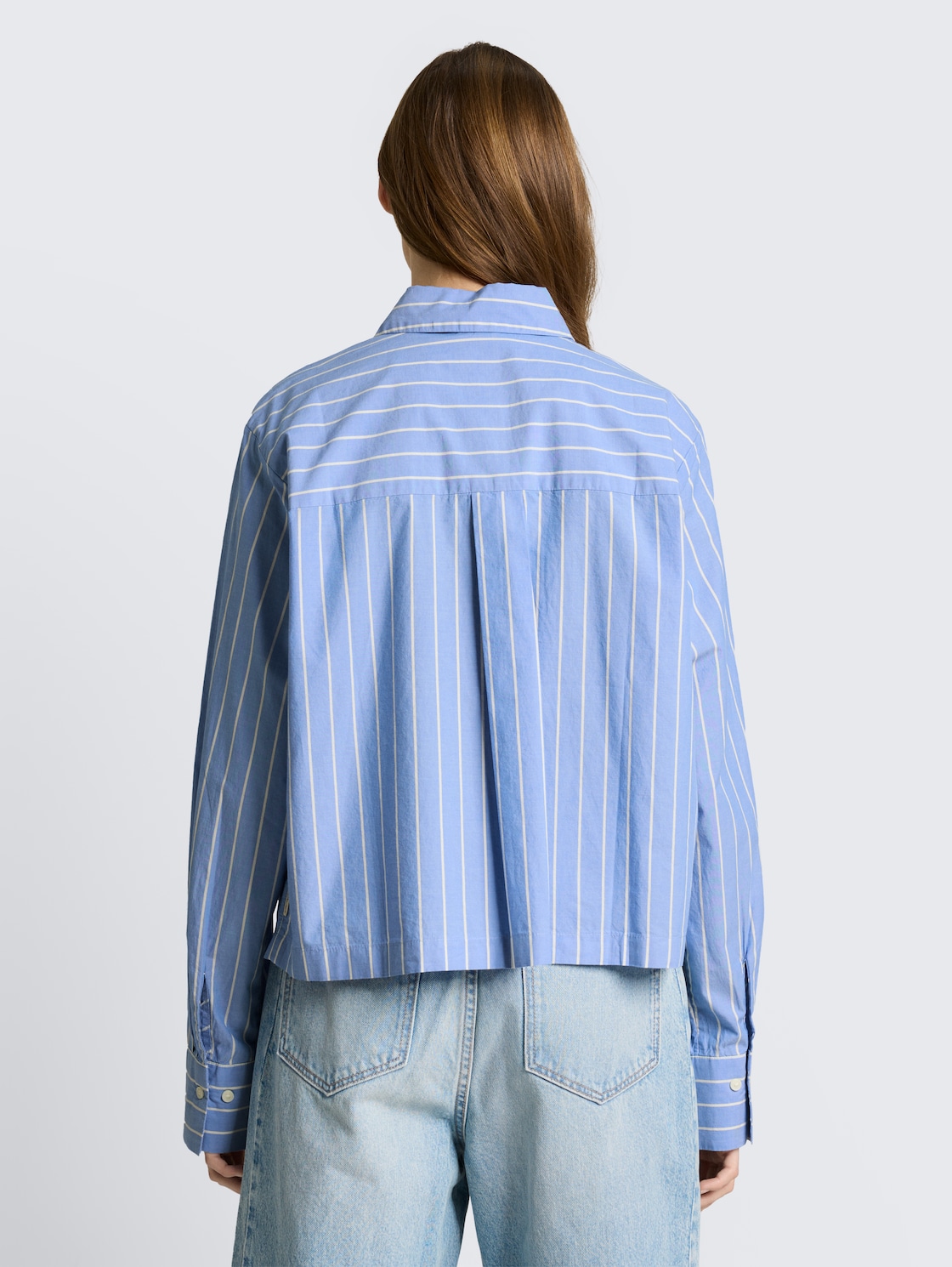 Boxy Fit Hemdbluse aus Baumwolle - mid blue white stripe - Auschnitt Model-Rückansicht
