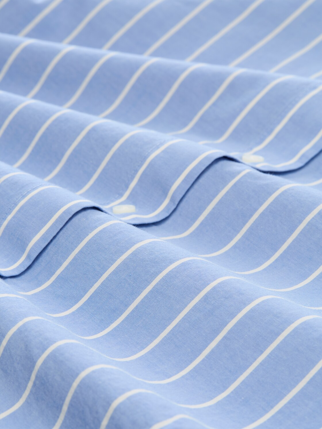 Boxy Fit Hemdbluse aus Baumwolle - mid blue white stripe - Material-Ansicht