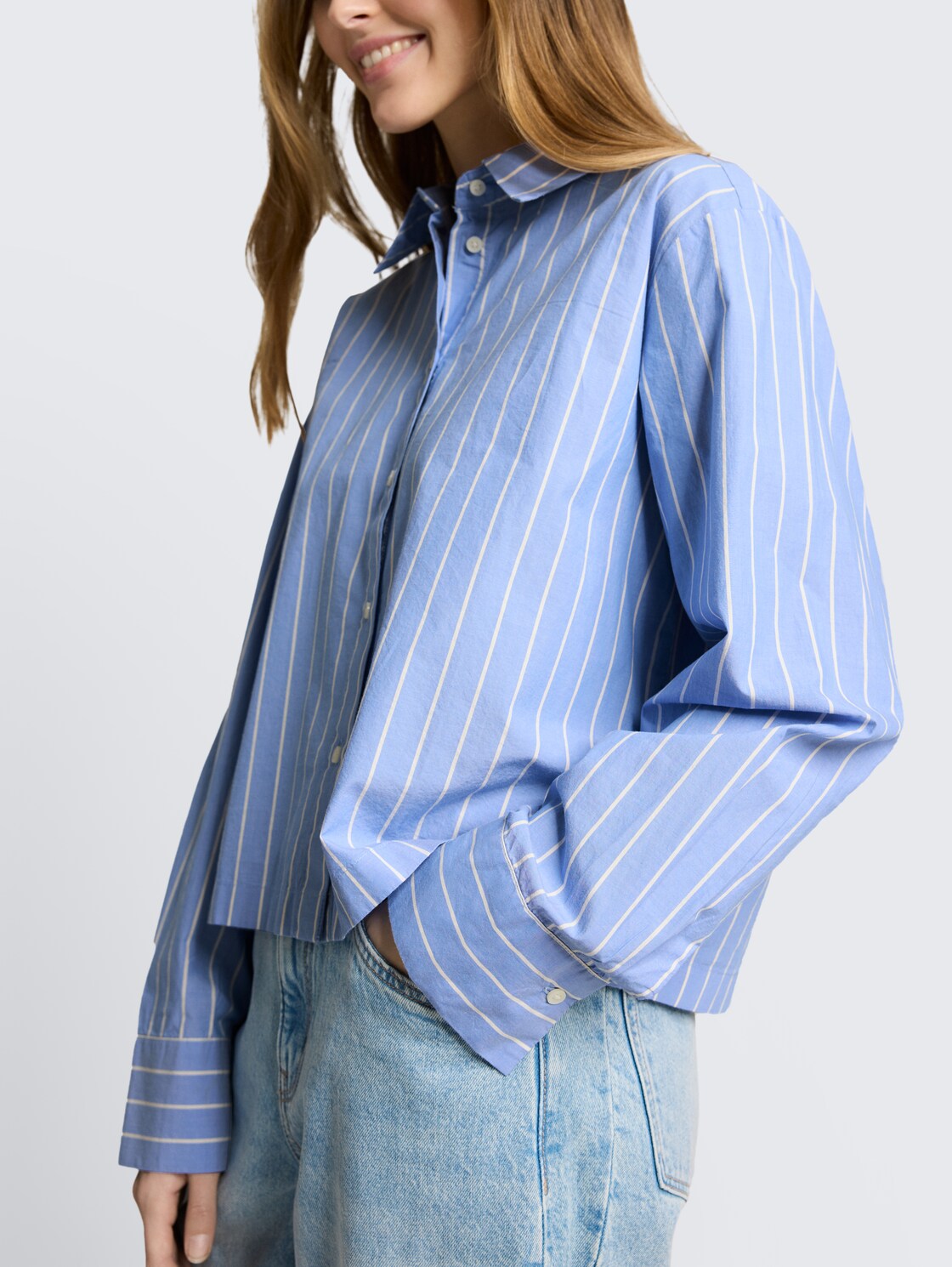 Boxy Fit Hemdbluse aus Baumwolle - mid blue white stripe - Detail-Model-Ansicht