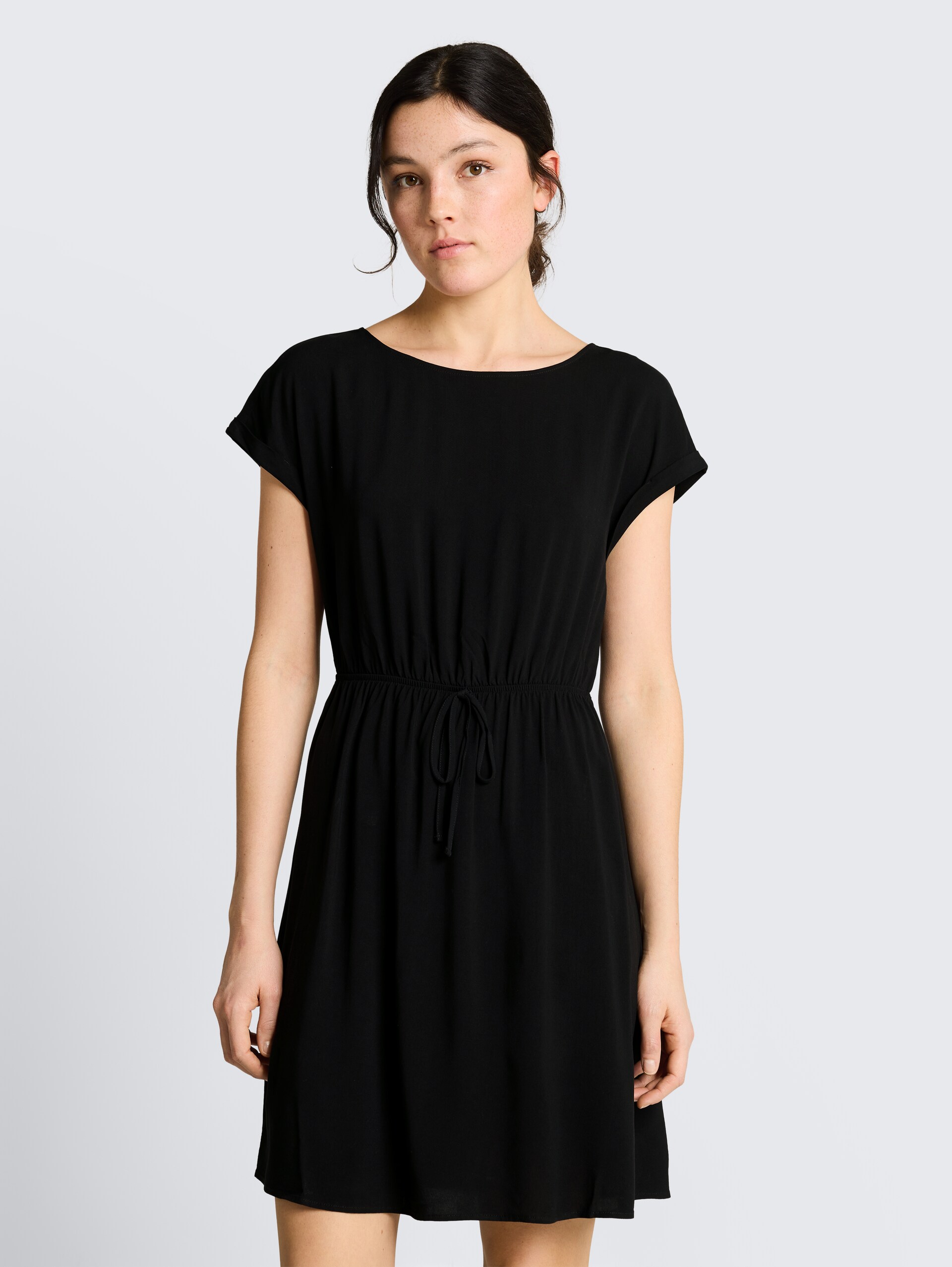 Mini-Kleid mit Schleifen-Detail - deep black - Model-Vorderansicht