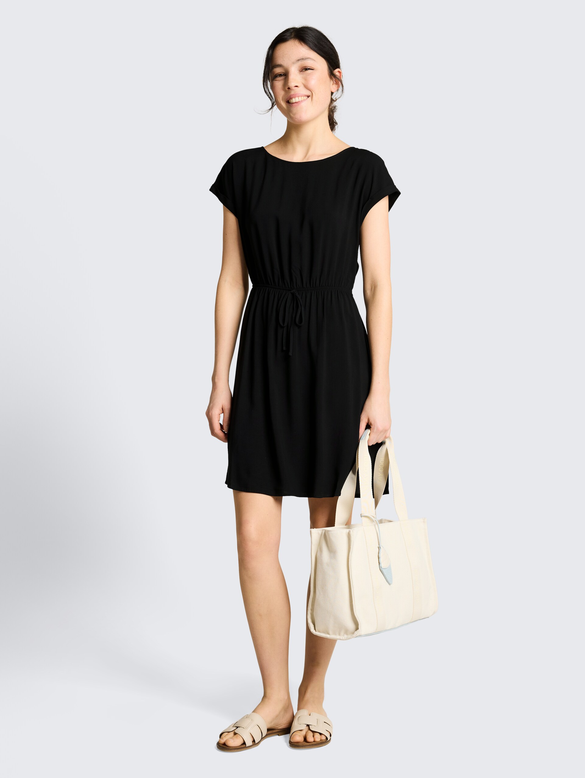 Mini-Kleid mit Schleifen-Detail - deep black - seitliche Model-Ansicht