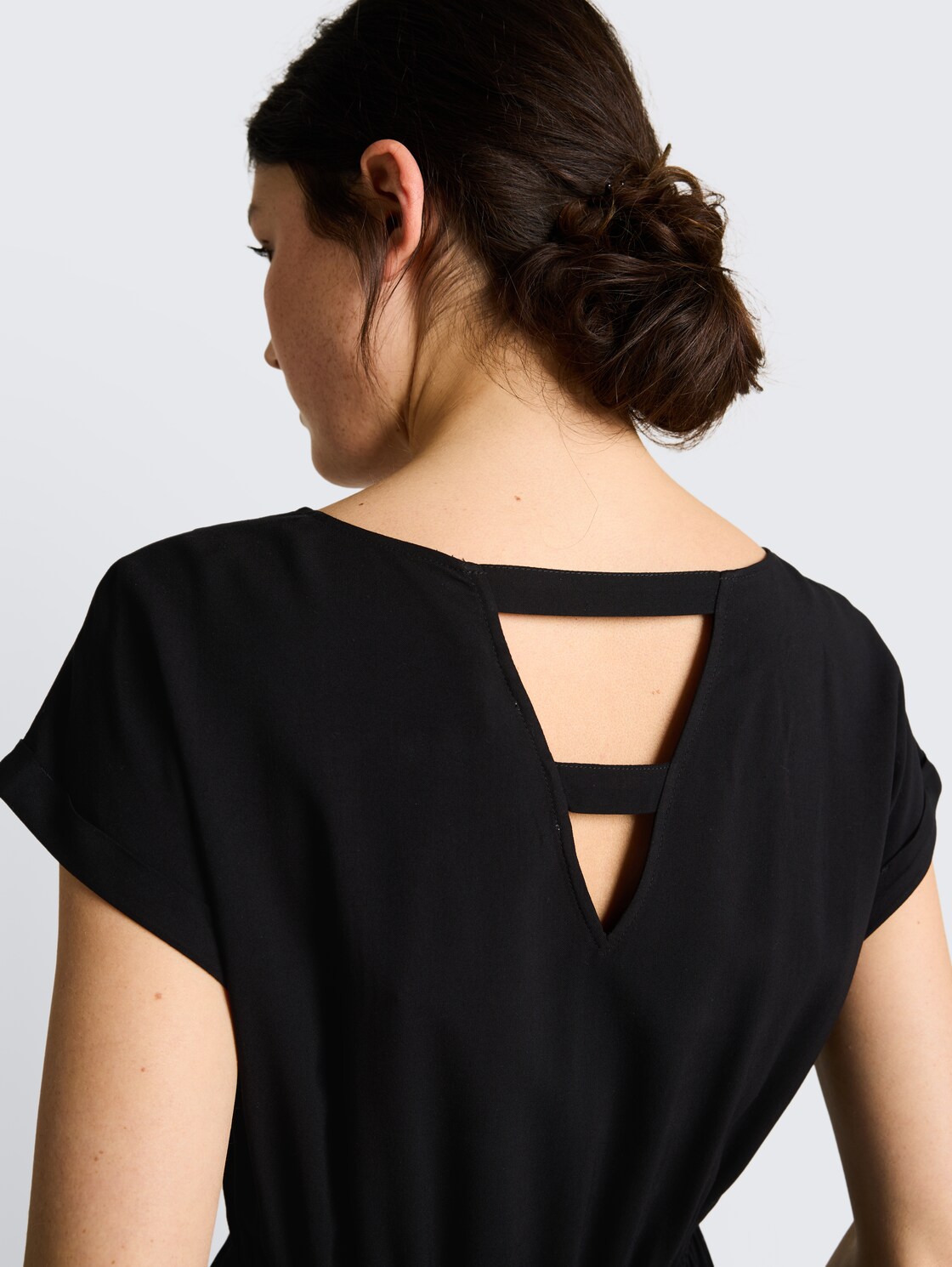 Mini-Kleid mit Schleifen-Detail - deep black - Detail-Model-Ansicht