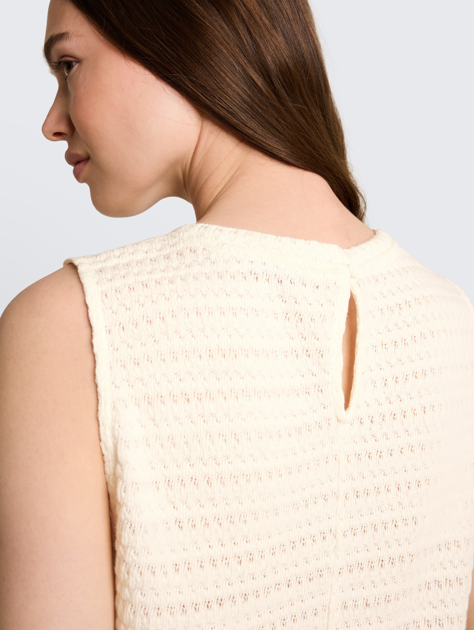 Losvallende gebreide top van katoen - off white - Detailaanzicht model