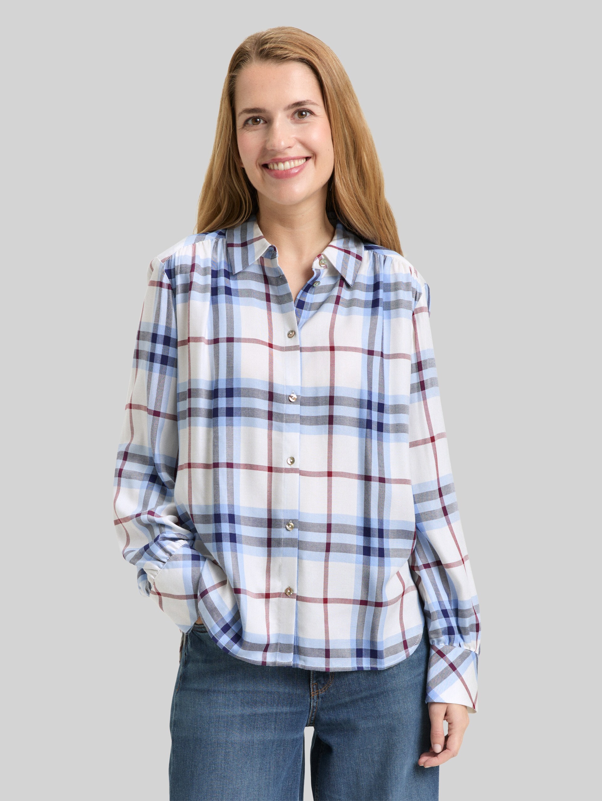Bluse mit Karomuster - off white blue big check - Ausschnitt Model-Vorderansicht