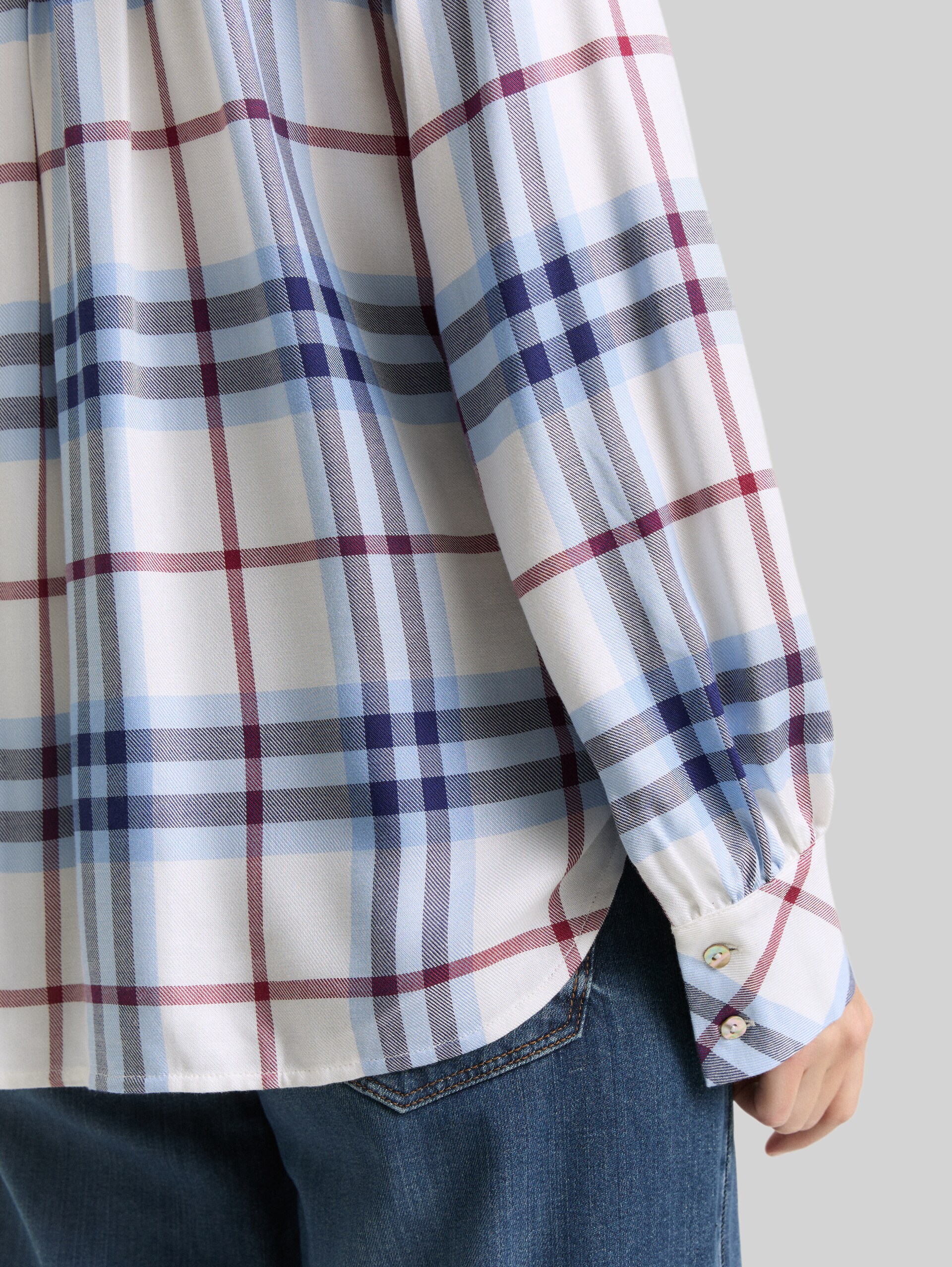 Bluse mit Karomuster - off white blue big check - Detail-Model-Ansicht