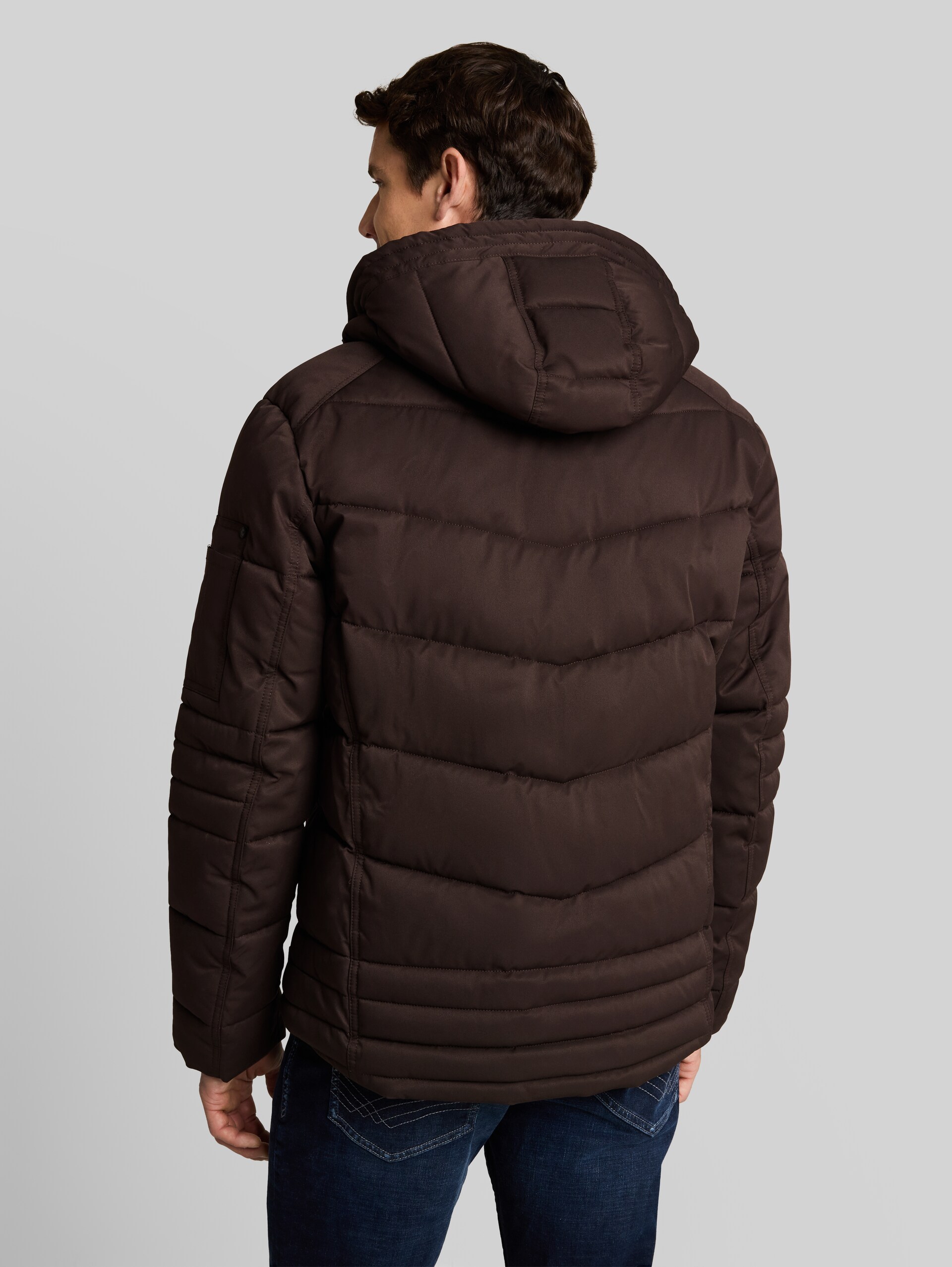 Pufferjas met afneembare capuchon - Dark Chocolate Brown - Model-achteraanzicht