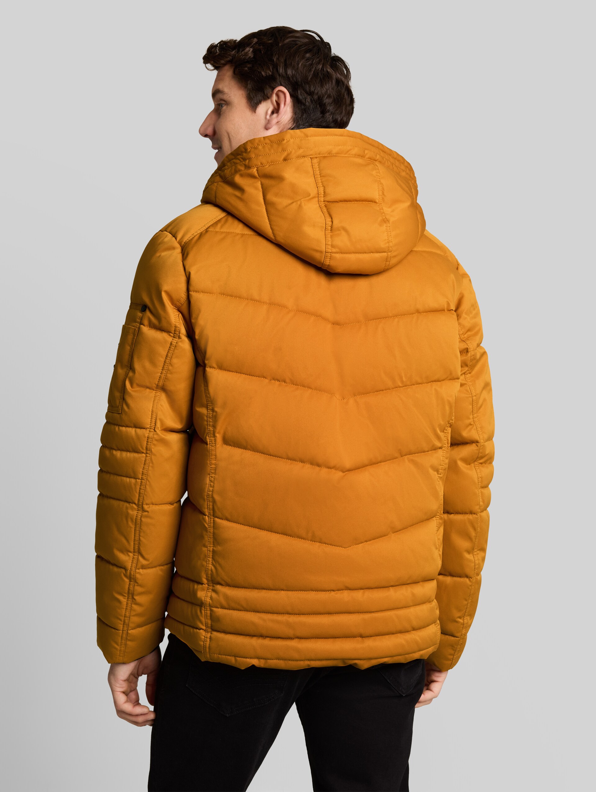 Puffer-Jacke mit abnehmbarer Kapuze - Peanut Butter Brown - Model-Rückansicht