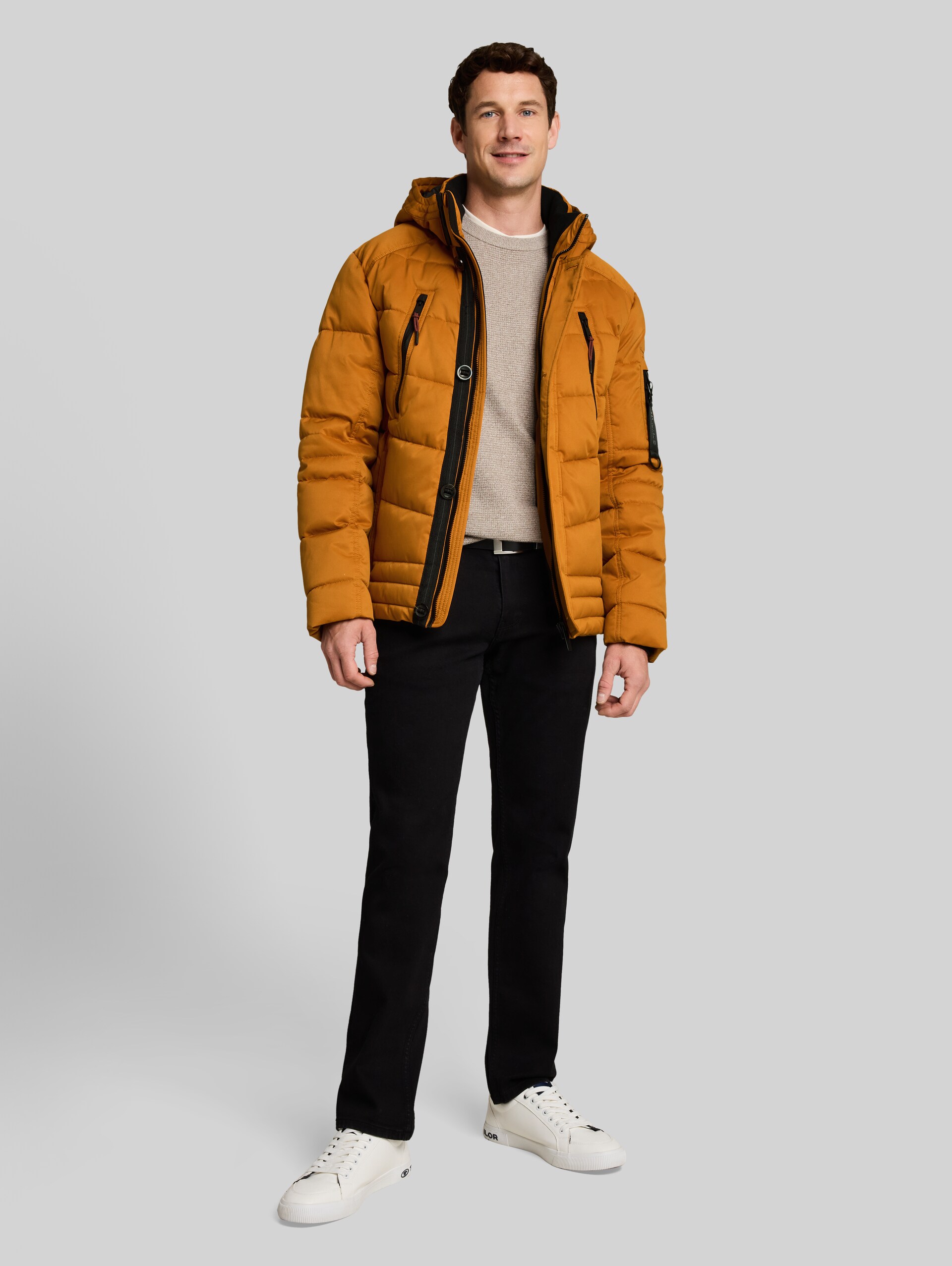 Puffer-Jacke mit abnehmbarer Kapuze - Peanut Butter Brown - seitliche Model-Ansicht
