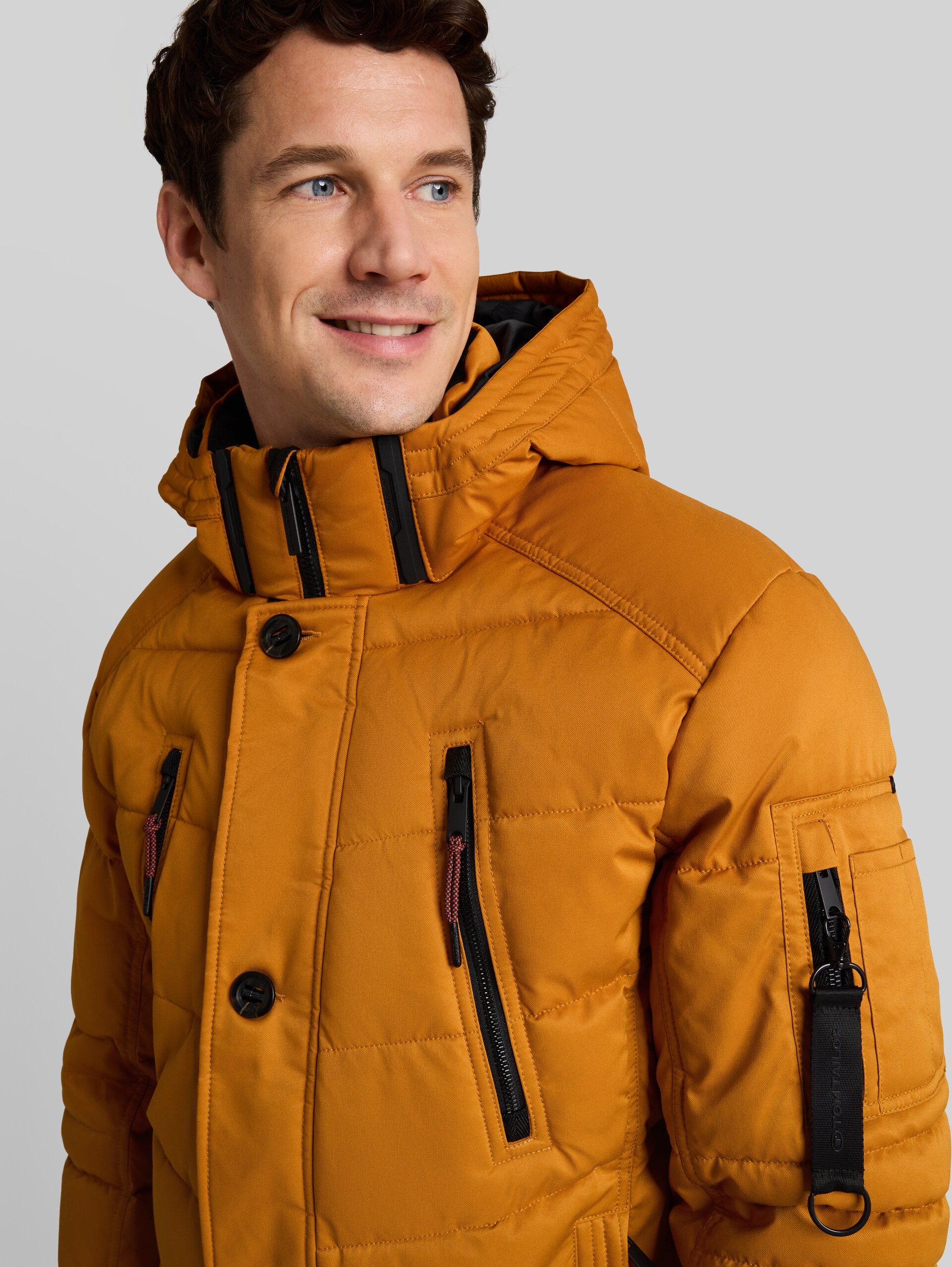 Puffer-Jacke mit abnehmbarer Kapuze - Peanut Butter Brown - Detail-Model-Ansicht