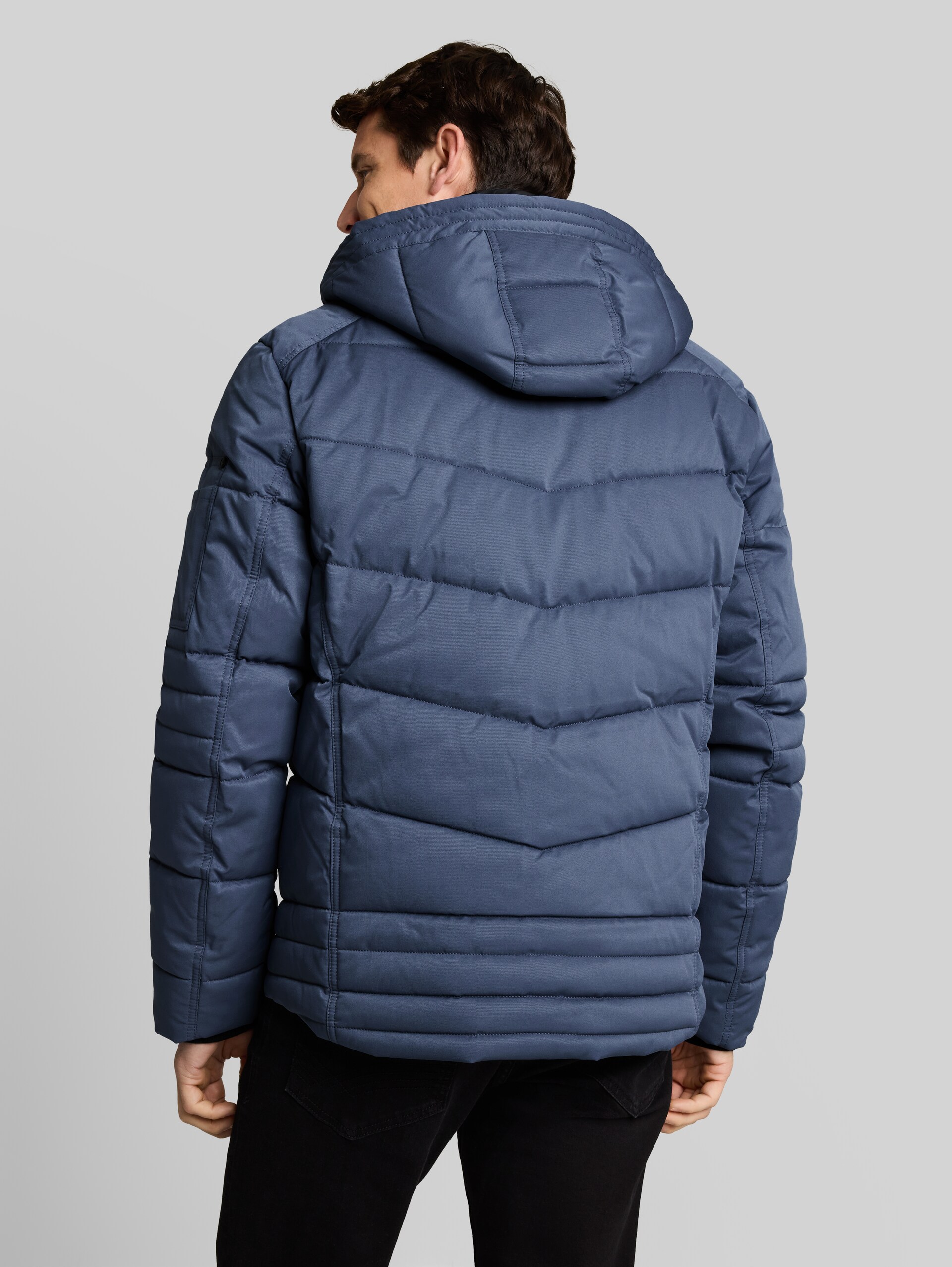 Puffer-Jacke mit abnehmbarer Kapuze - Vintage Indigo Blue - Model-Rückansicht