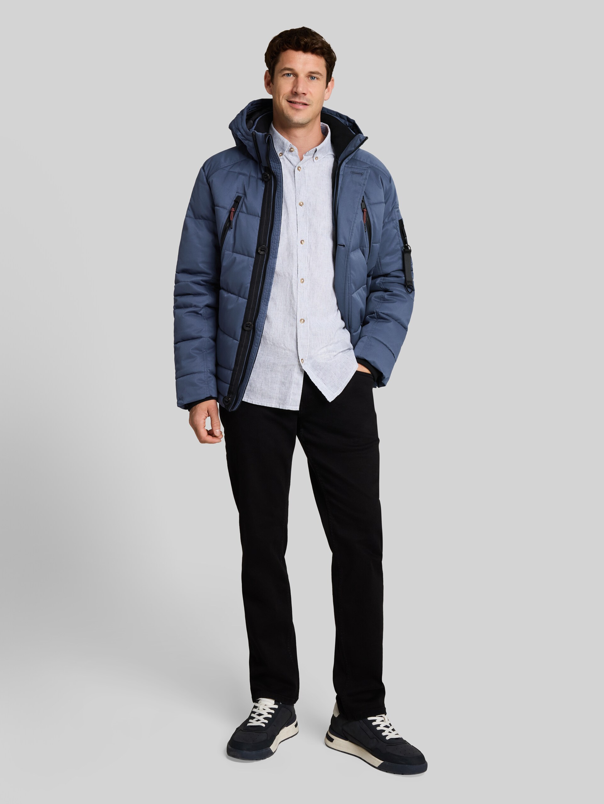 Puffer-Jacke mit abnehmbarer Kapuze - Vintage Indigo Blue - seitliche Model-Ansicht