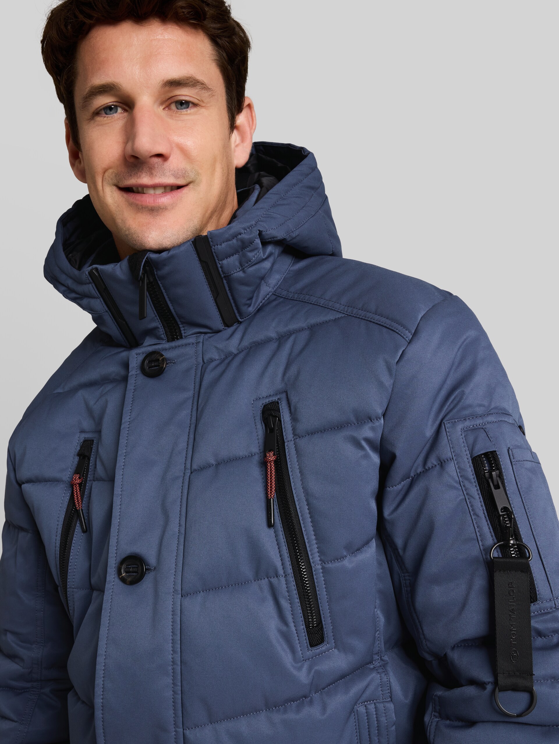 Puffer-Jacke mit abnehmbarer Kapuze - Vintage Indigo Blue - Detail-Model-Ansicht