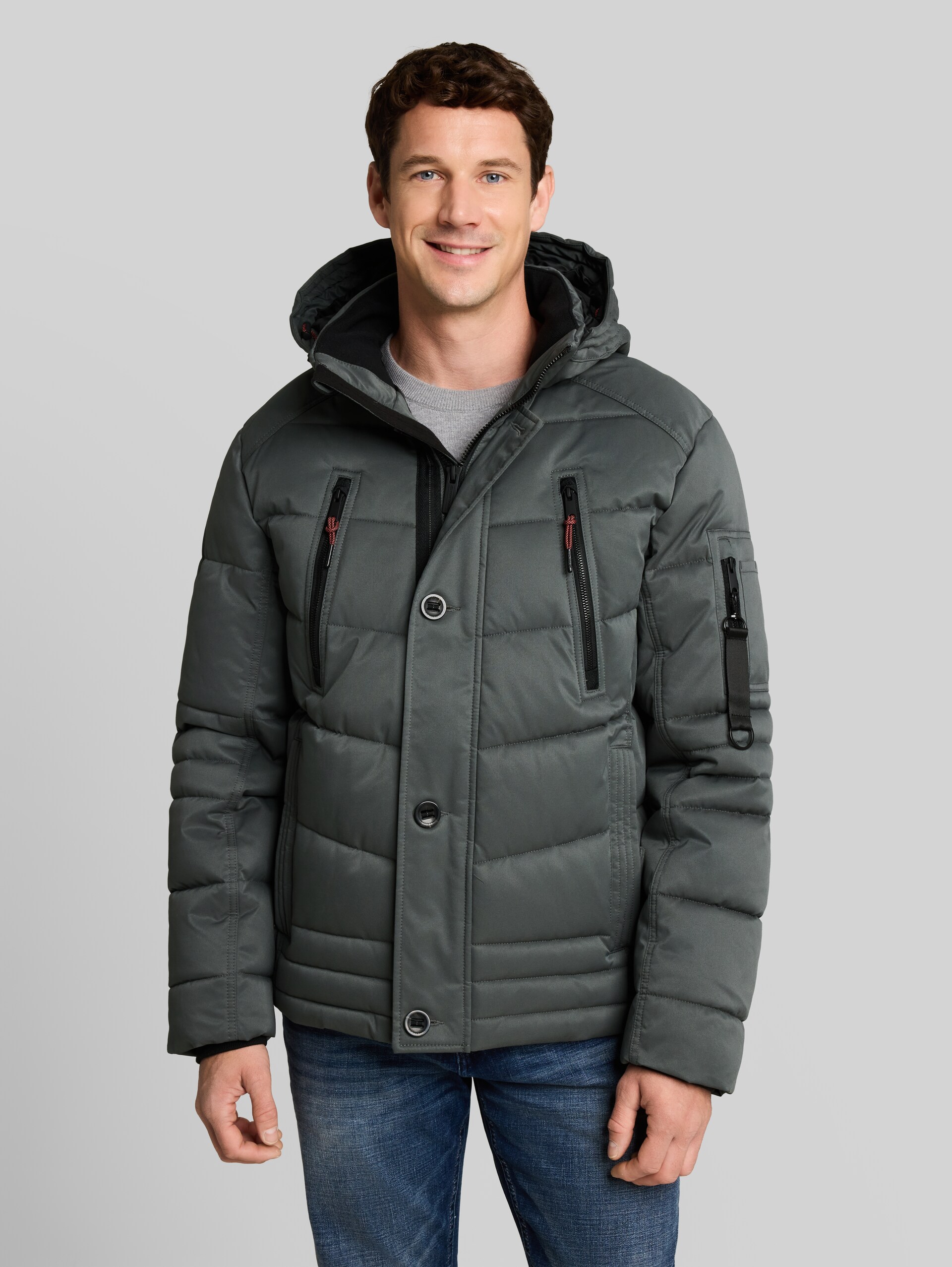 Puffer-Jacke mit abnehmbarer Kapuze - Darkest Olive - Model-Vorderansicht