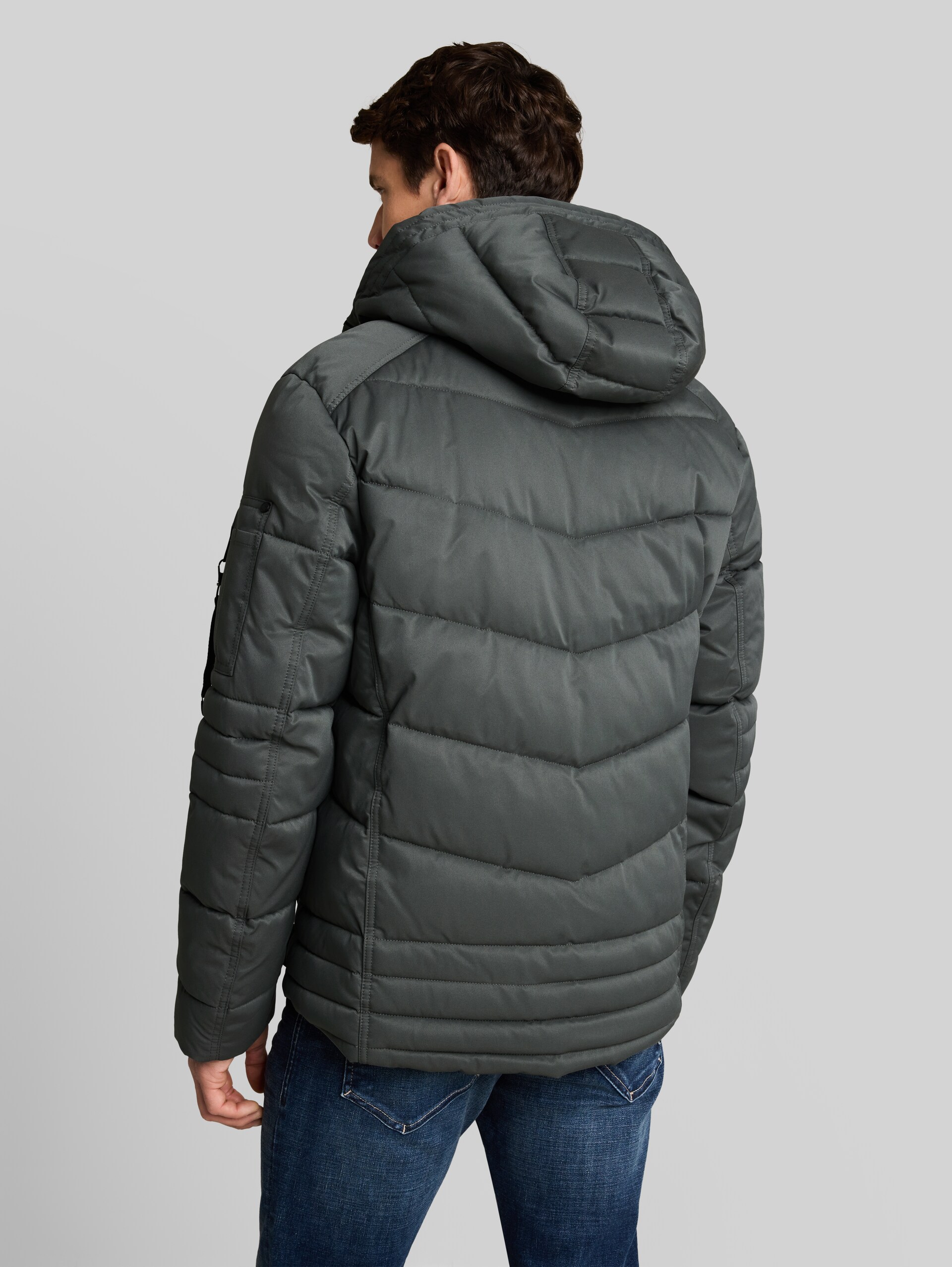 Puffer-Jacke mit abnehmbarer Kapuze - Darkest Olive - Model-Rückansicht