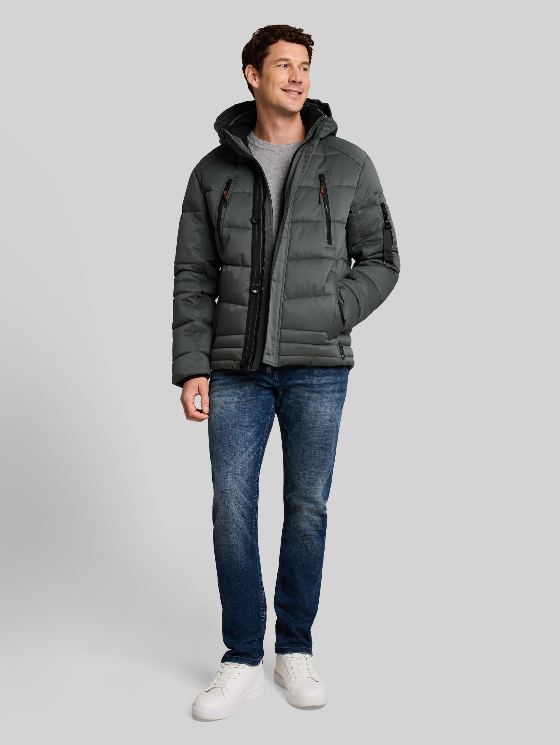 Puffer-Jacke mit abnehmbarer Kapuze - Darkest Olive - seitliche Model-Ansicht