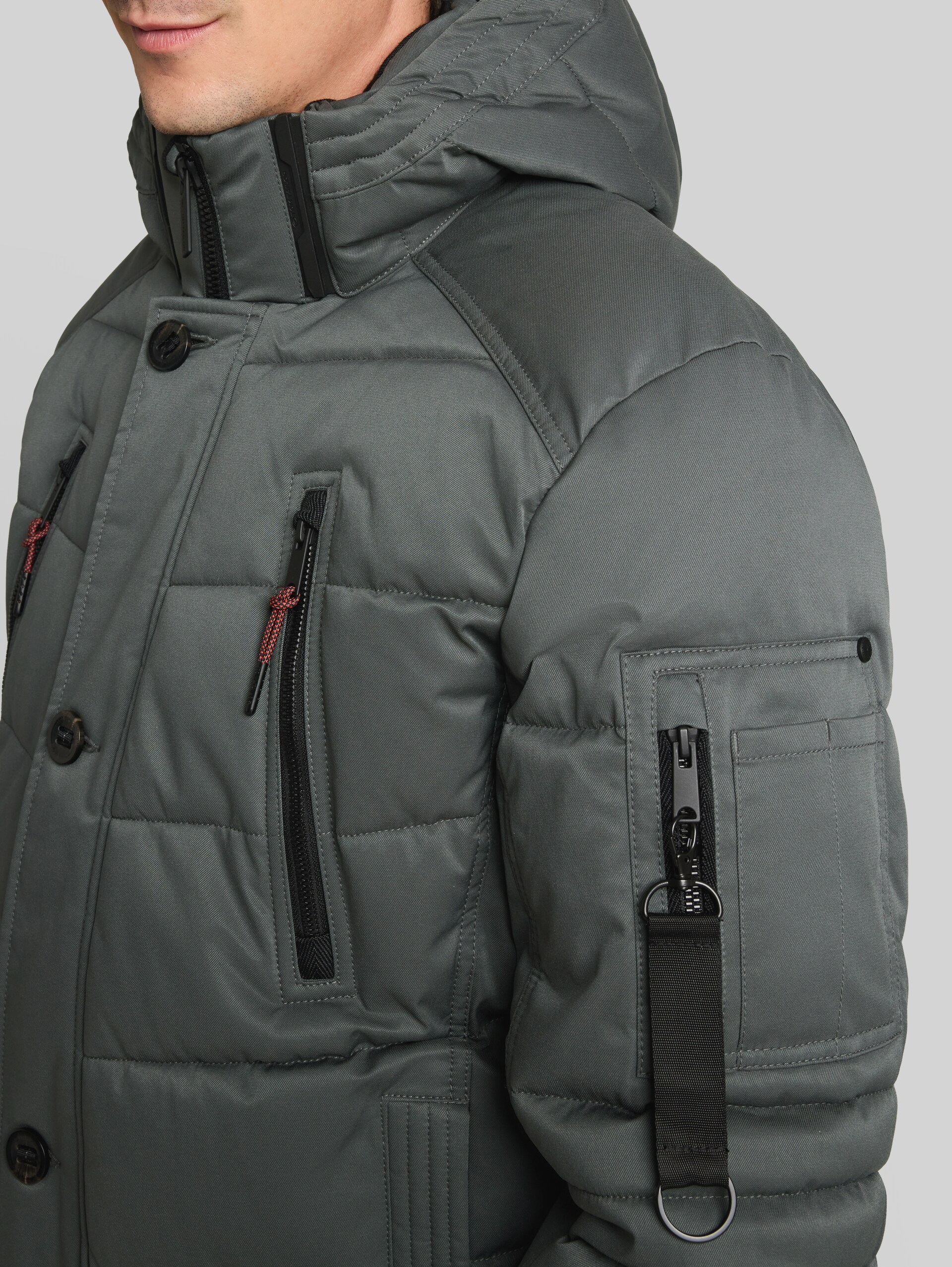 Puffer-Jacke mit abnehmbarer Kapuze - Darkest Olive - Detail-Model-Ansicht