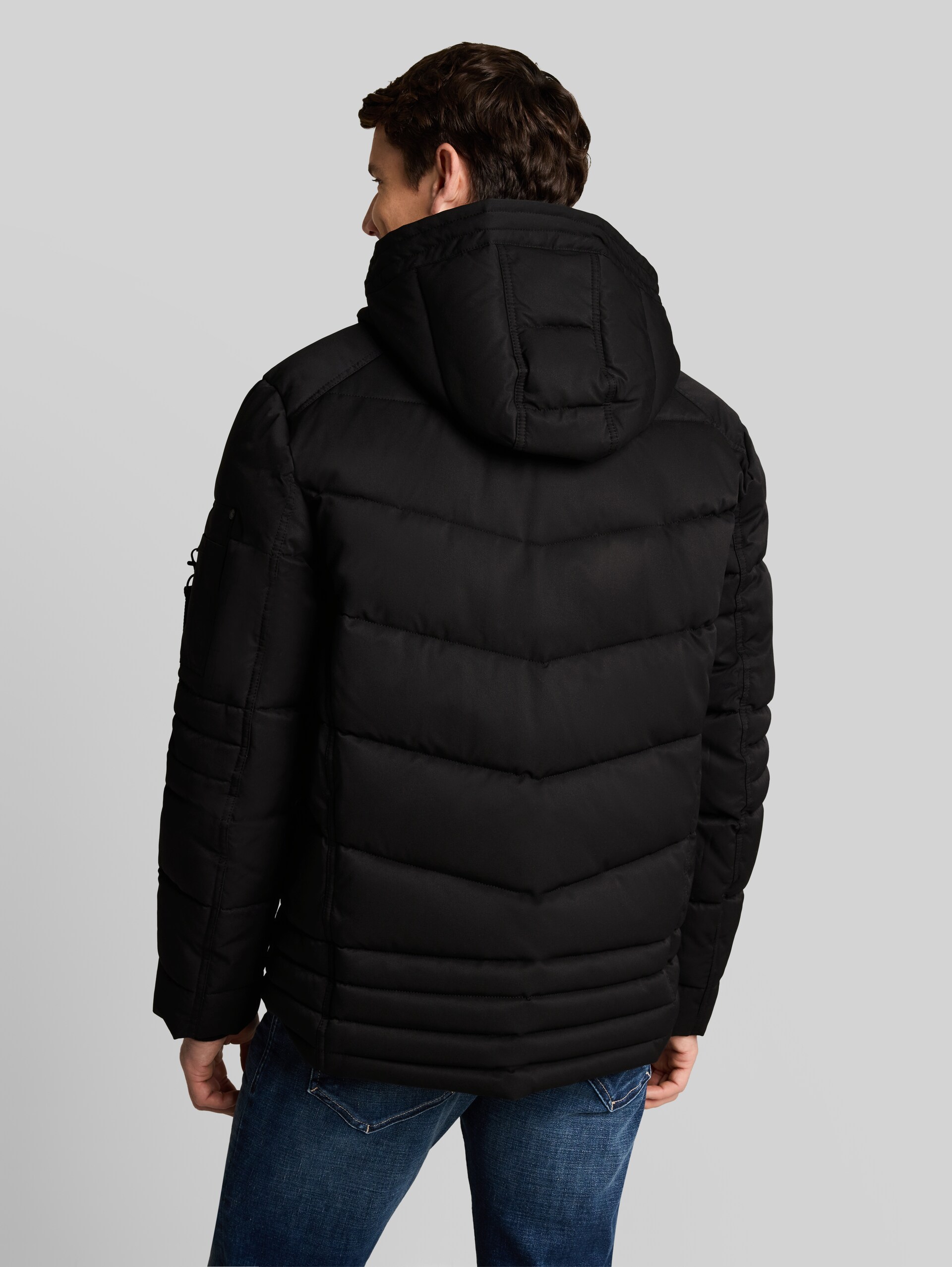 Puffer-Jacke mit abnehmbarer Kapuze - Black - Model-Rückansicht