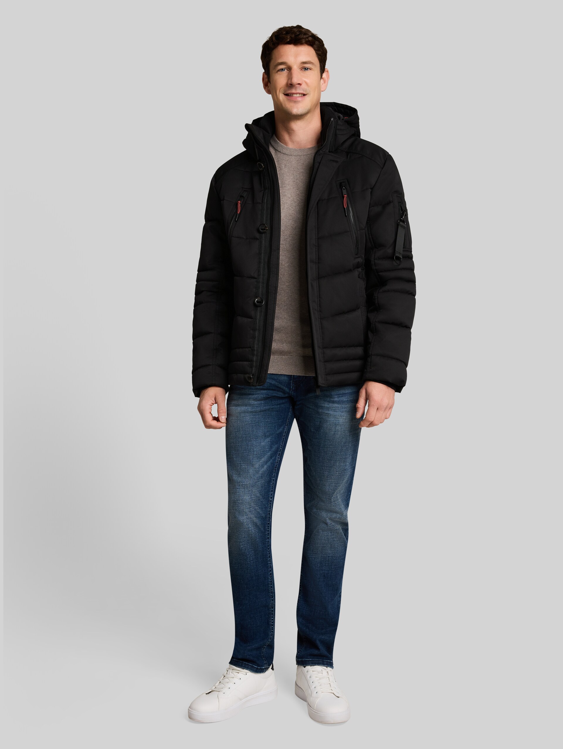 Puffer-Jacke mit abnehmbarer Kapuze - Black - seitliche Model-Ansicht