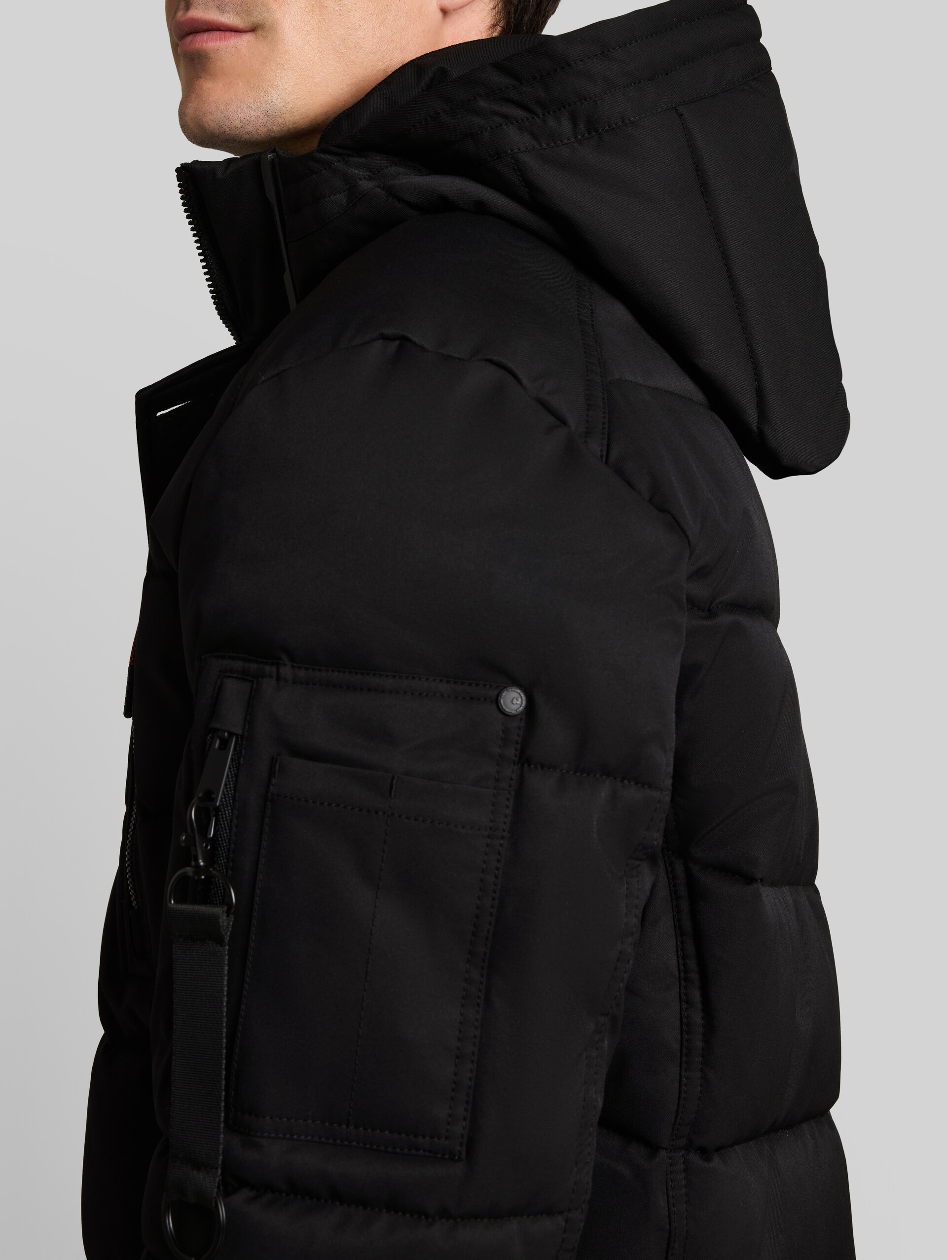 Puffer-Jacke mit abnehmbarer Kapuze - Black - Detail-Model-Ansicht