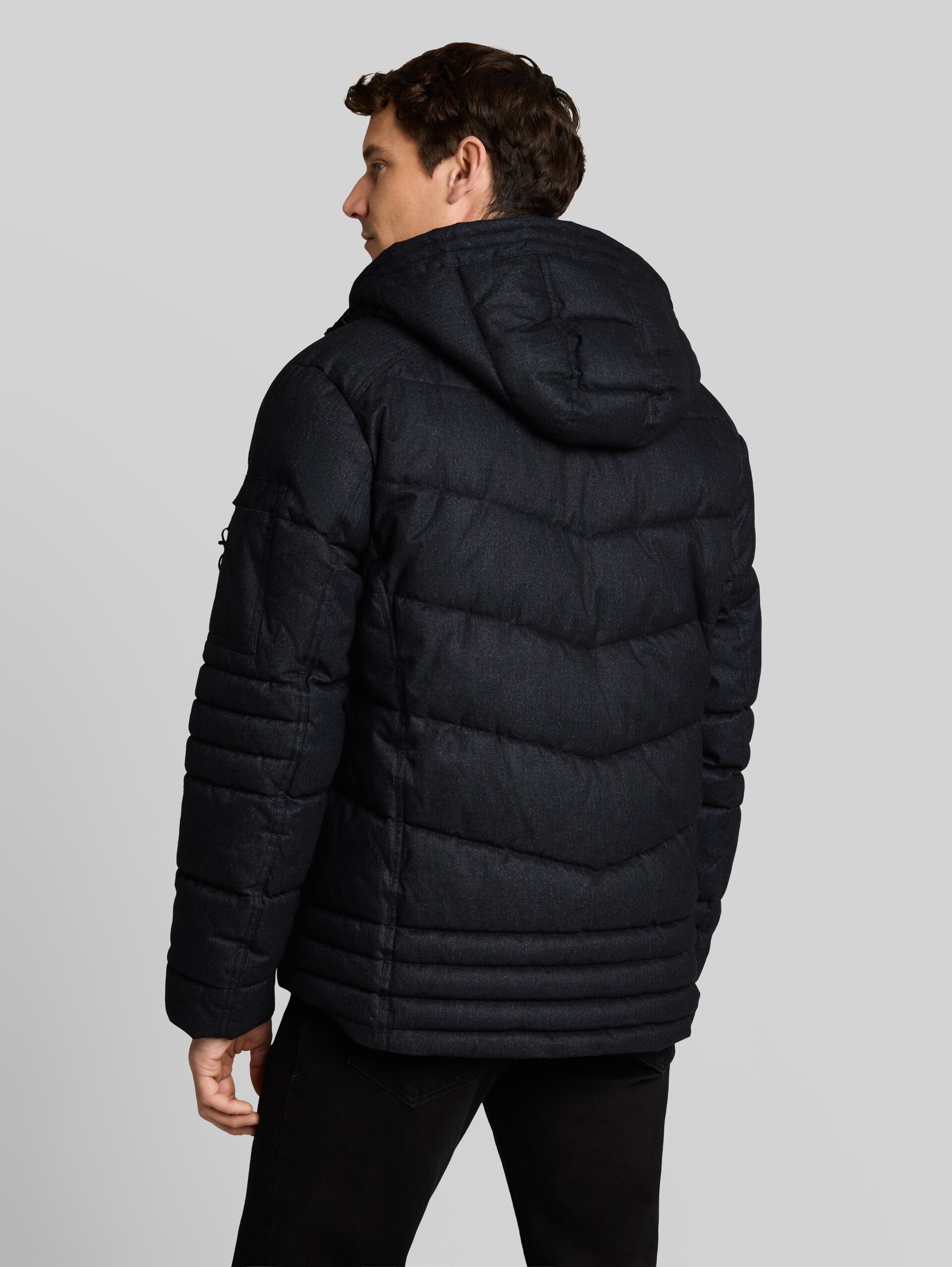 Pufferjas met afneembare capuchon - blue herringbone structure - Model-achteraanzicht