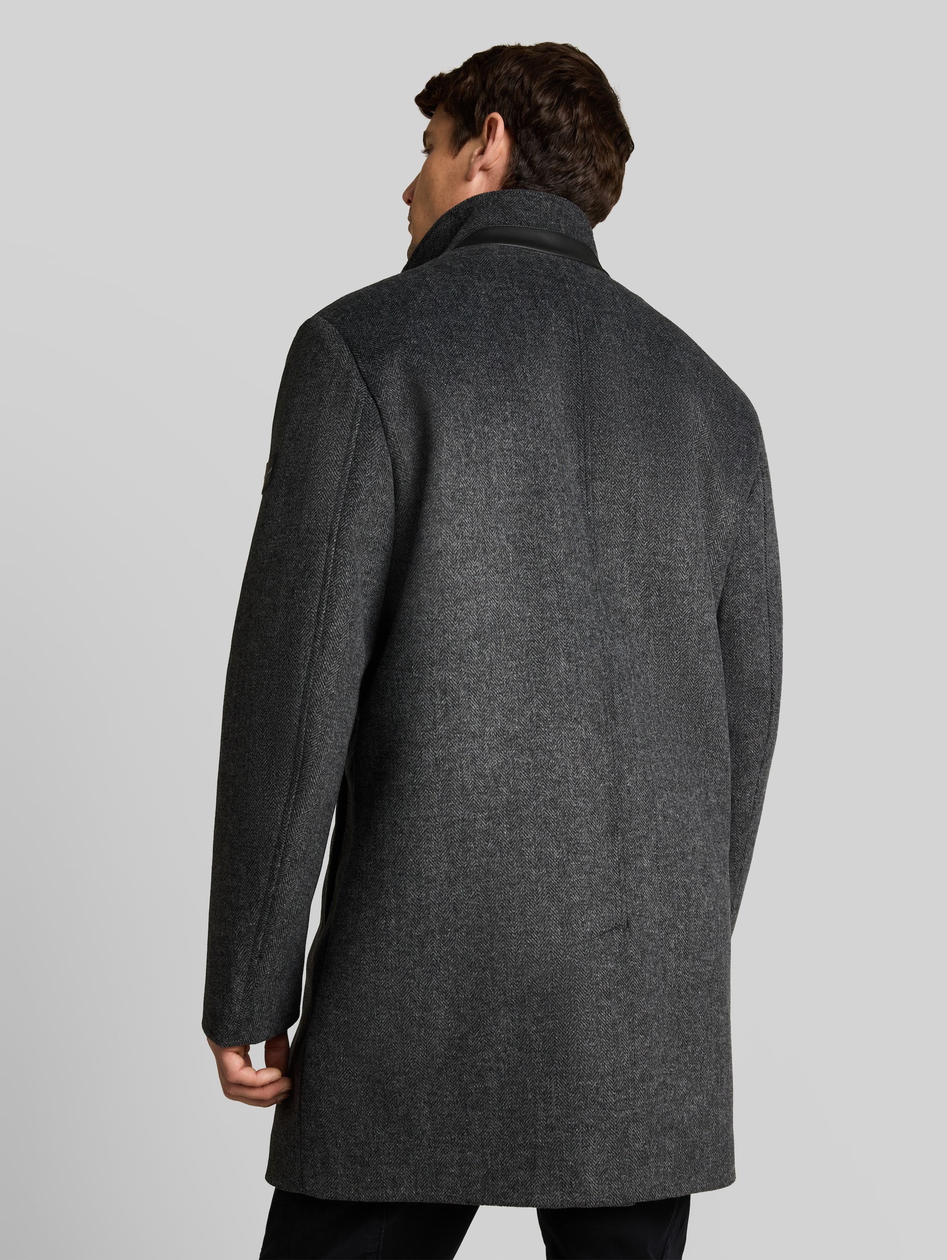2-in-1 wollen jas met uitneembaar inzetstuk - dark grey black herringbone - Model-achteraanzicht