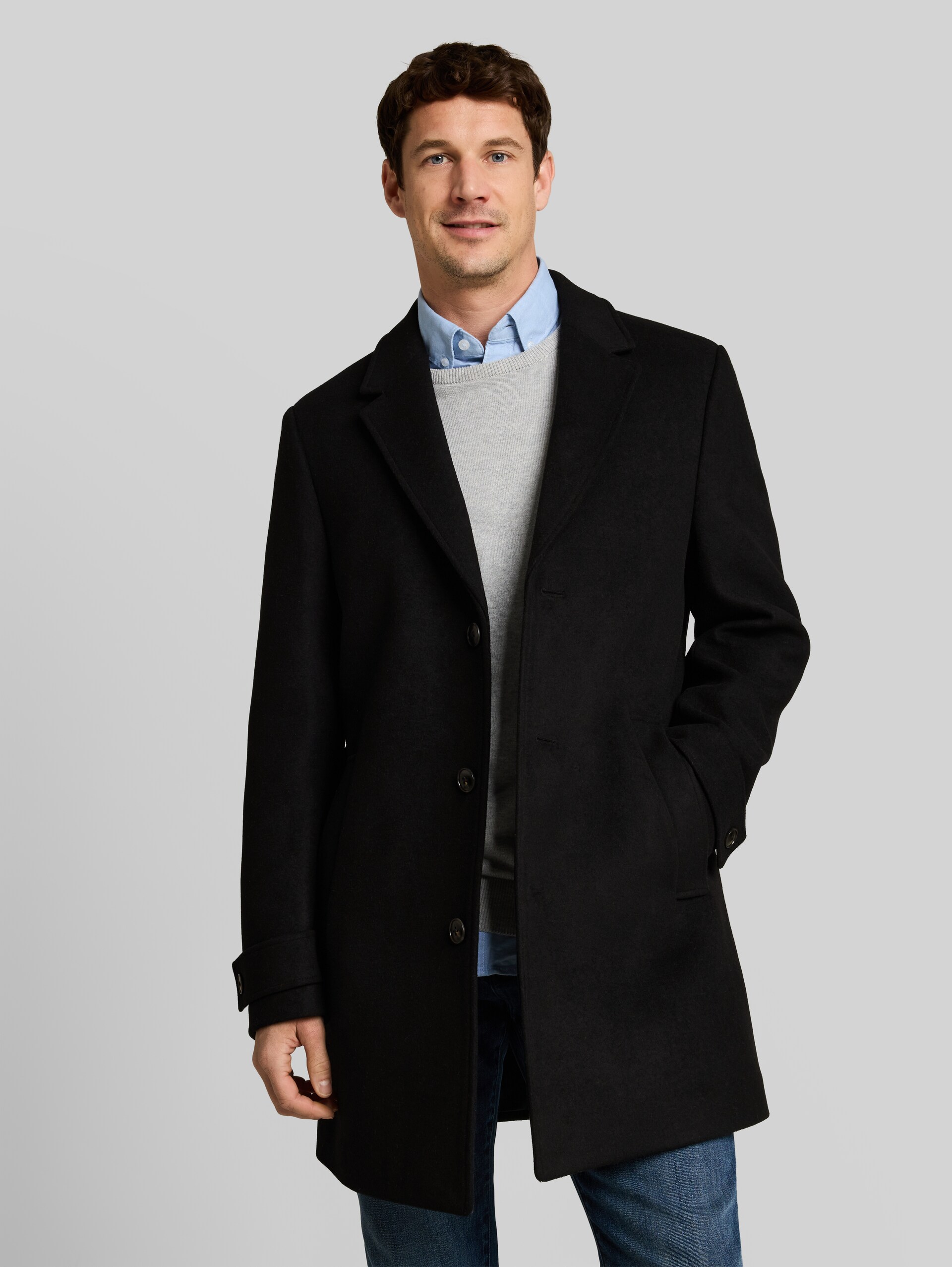 Wollmantel mit Reverskragen - Black - Model-Vorderansicht