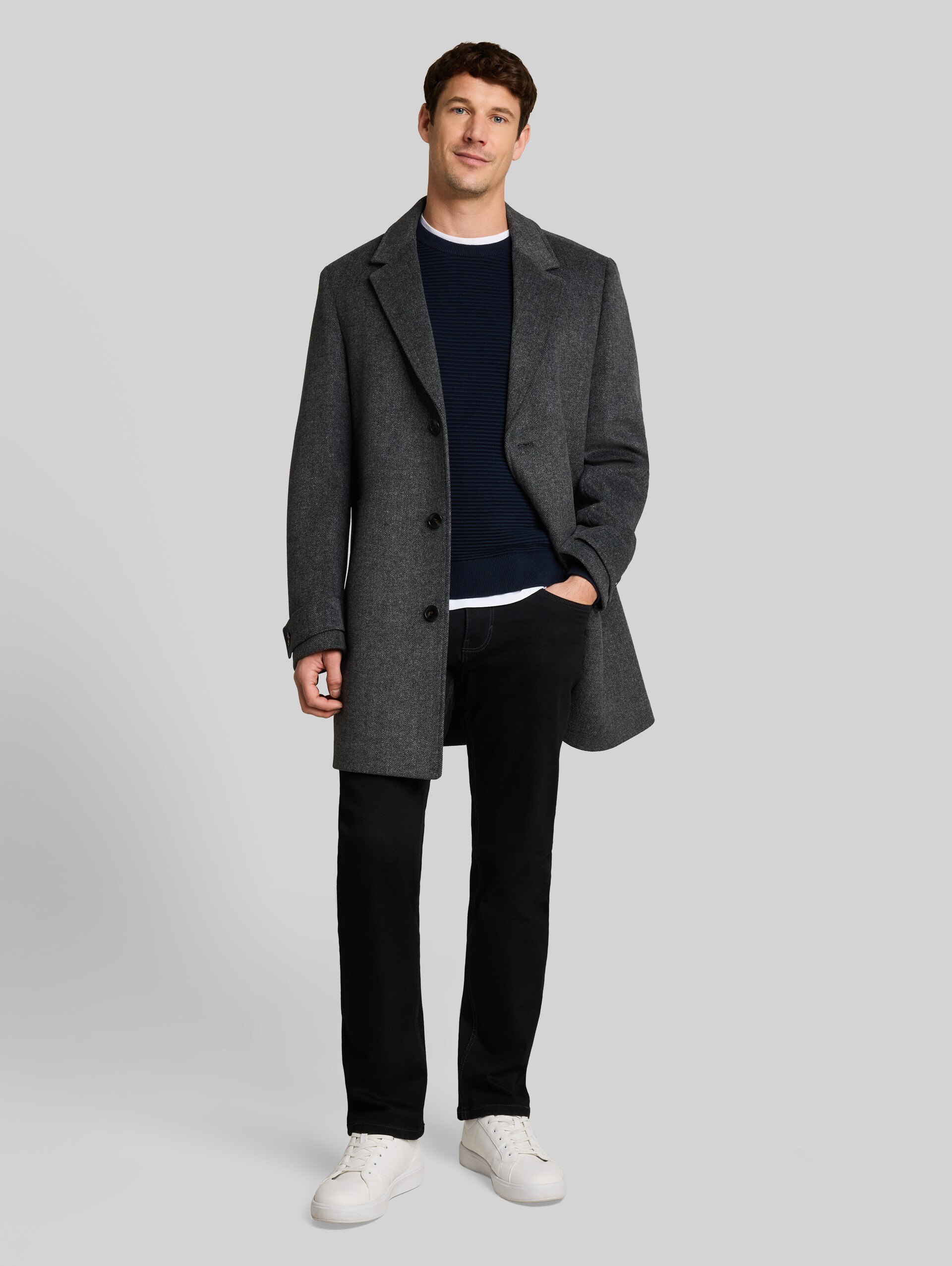 Wollmantel mit Reverskragen - dark grey black herringbone - seitliche Model-Ansicht
