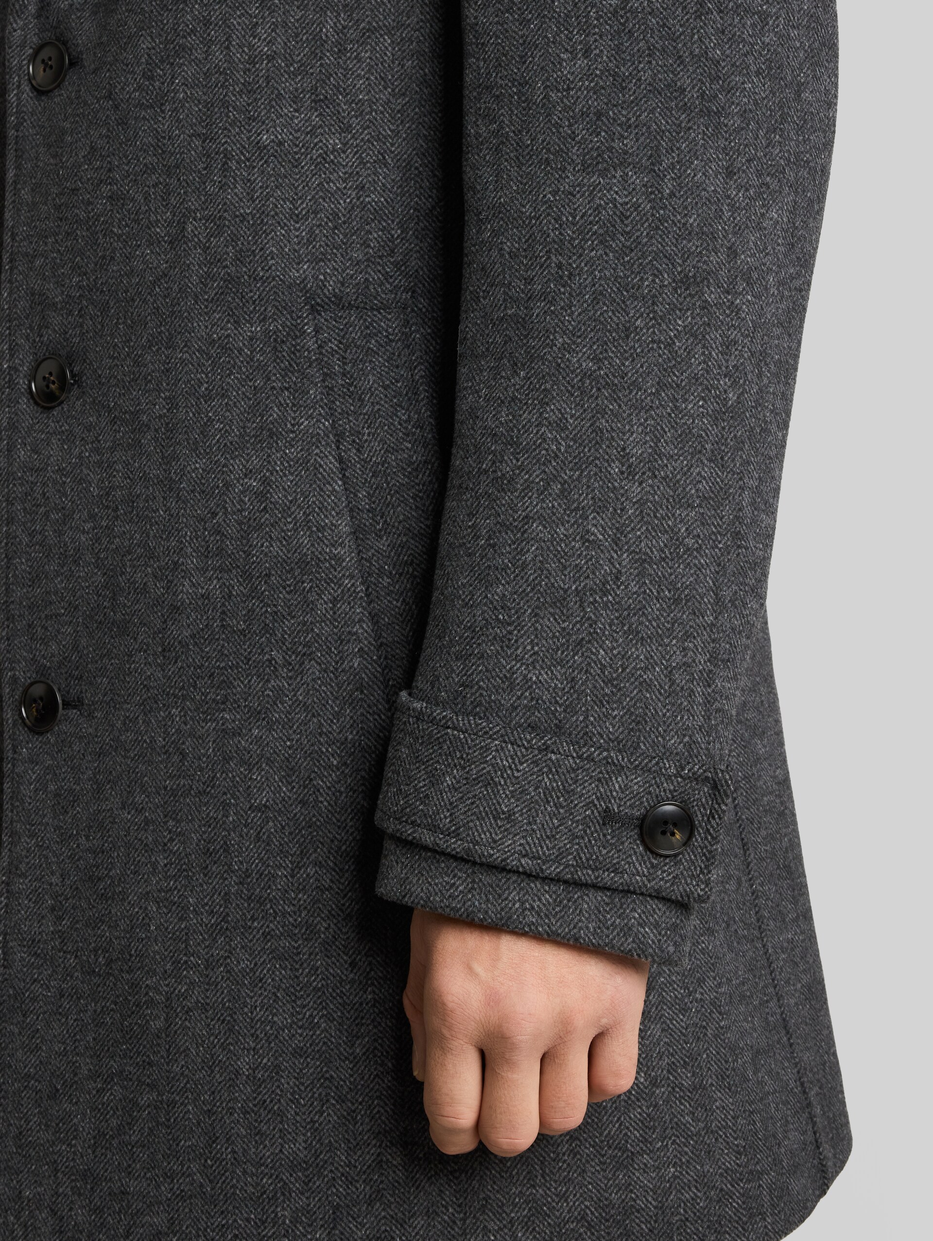 Wollmantel mit Reverskragen - dark grey black herringbone - Detail-Model-Ansicht