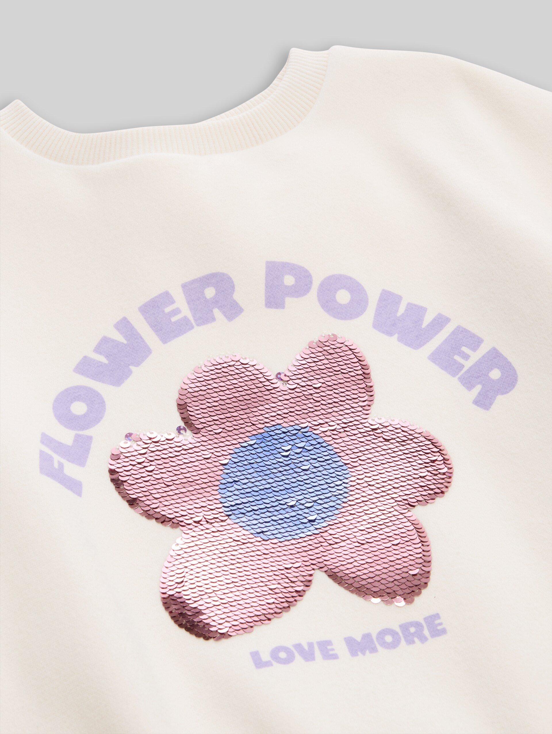 Cropped Sweatshirt mit Wendepailletten - Gardenia White - Detail-Model-Ansicht