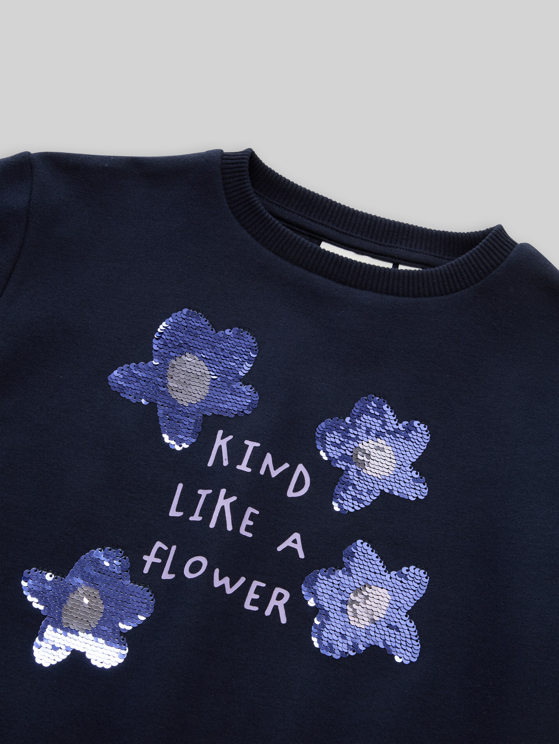 Cropped Sweatshirt mit Wendepailletten - sky captain blue - Detail-Model-Ansicht