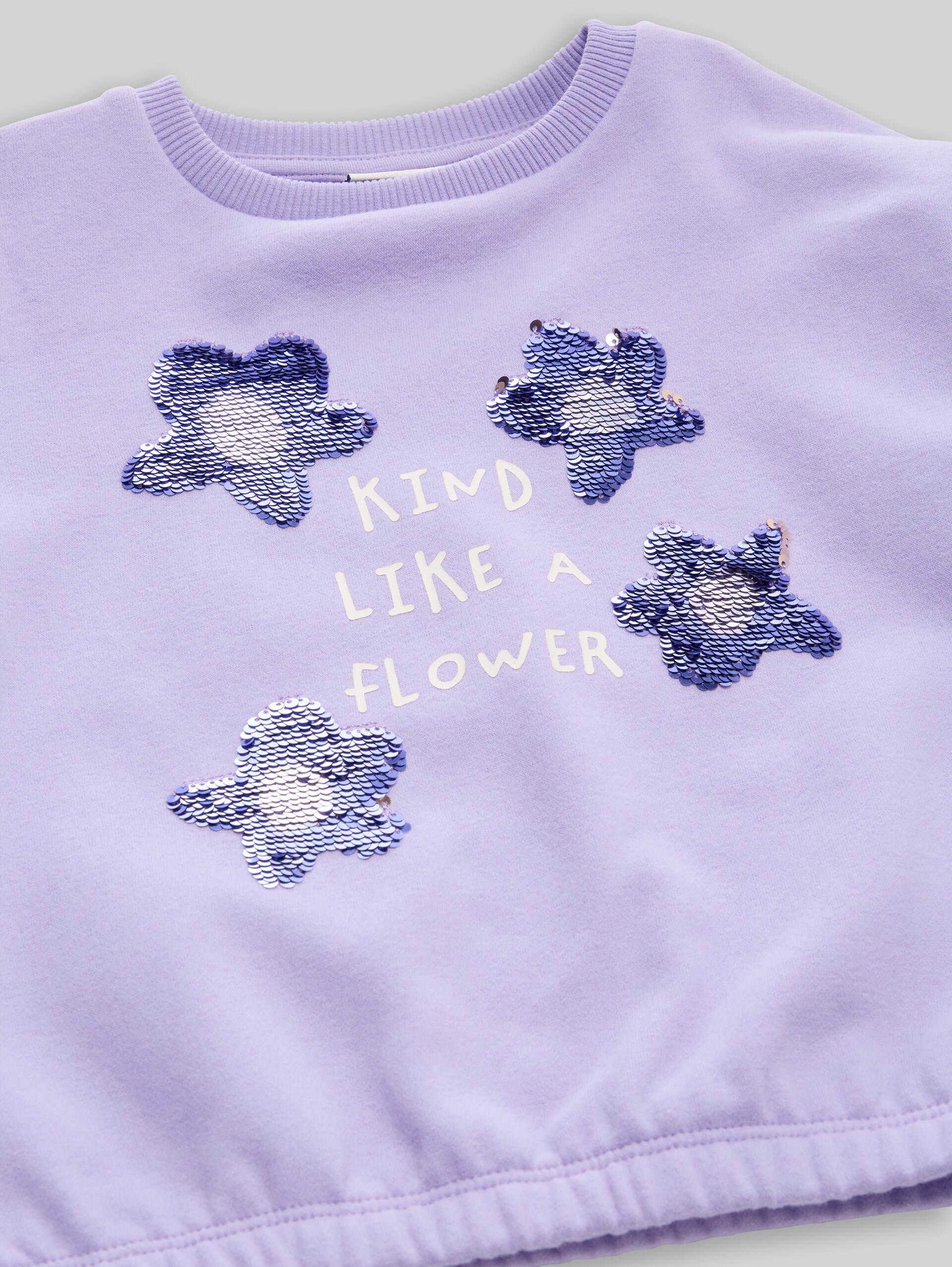 Cropped Sweatshirt mit Wendepailletten - sweet purple - Detail-Model-Ansicht