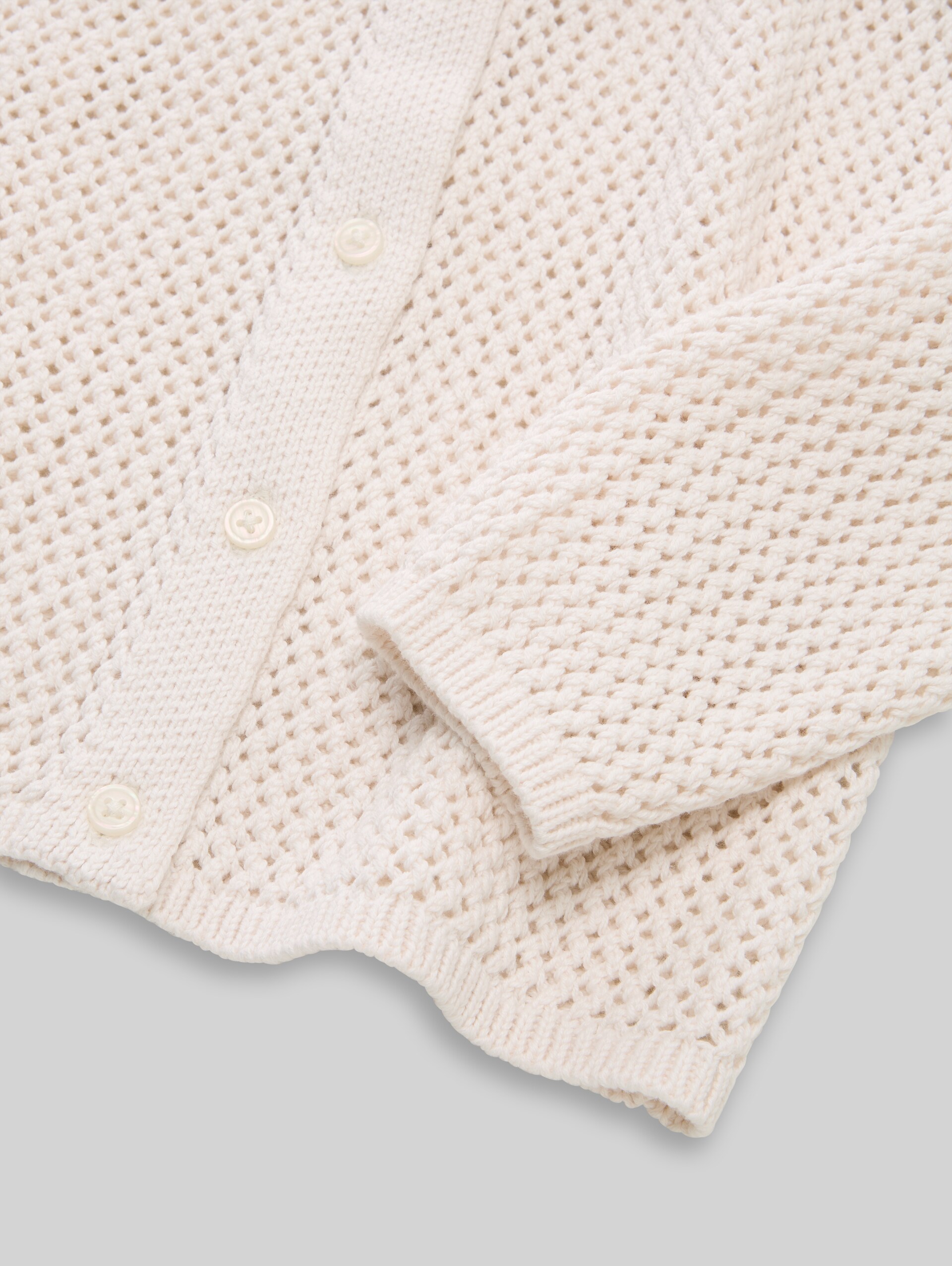 Cardigan mit Blumen-Motiv - Gardenia White - Detail-Model-Ansicht