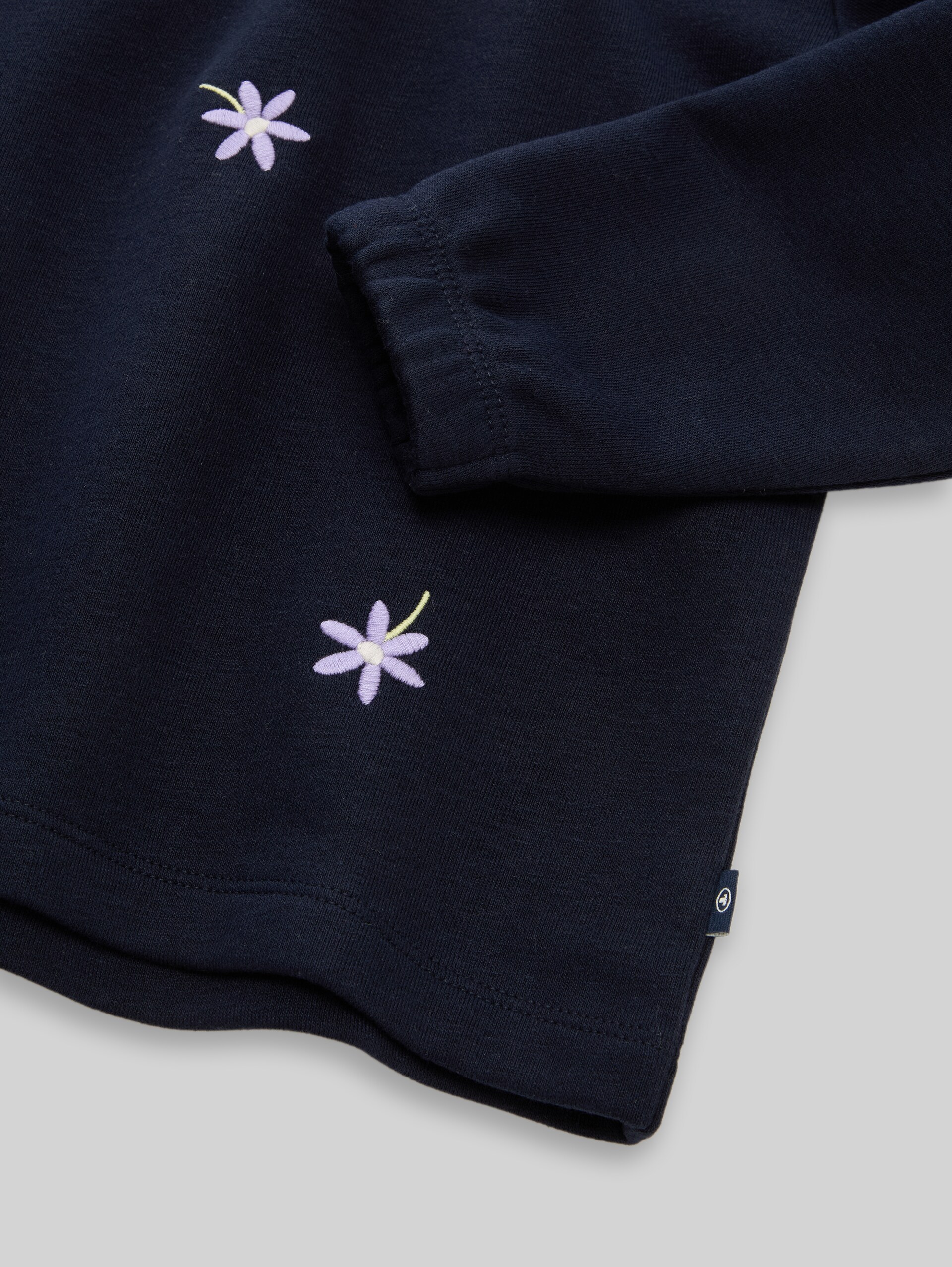 Sweatshirt mit Blumenstickereien - sky captain blue - Detail-Model-Ansicht