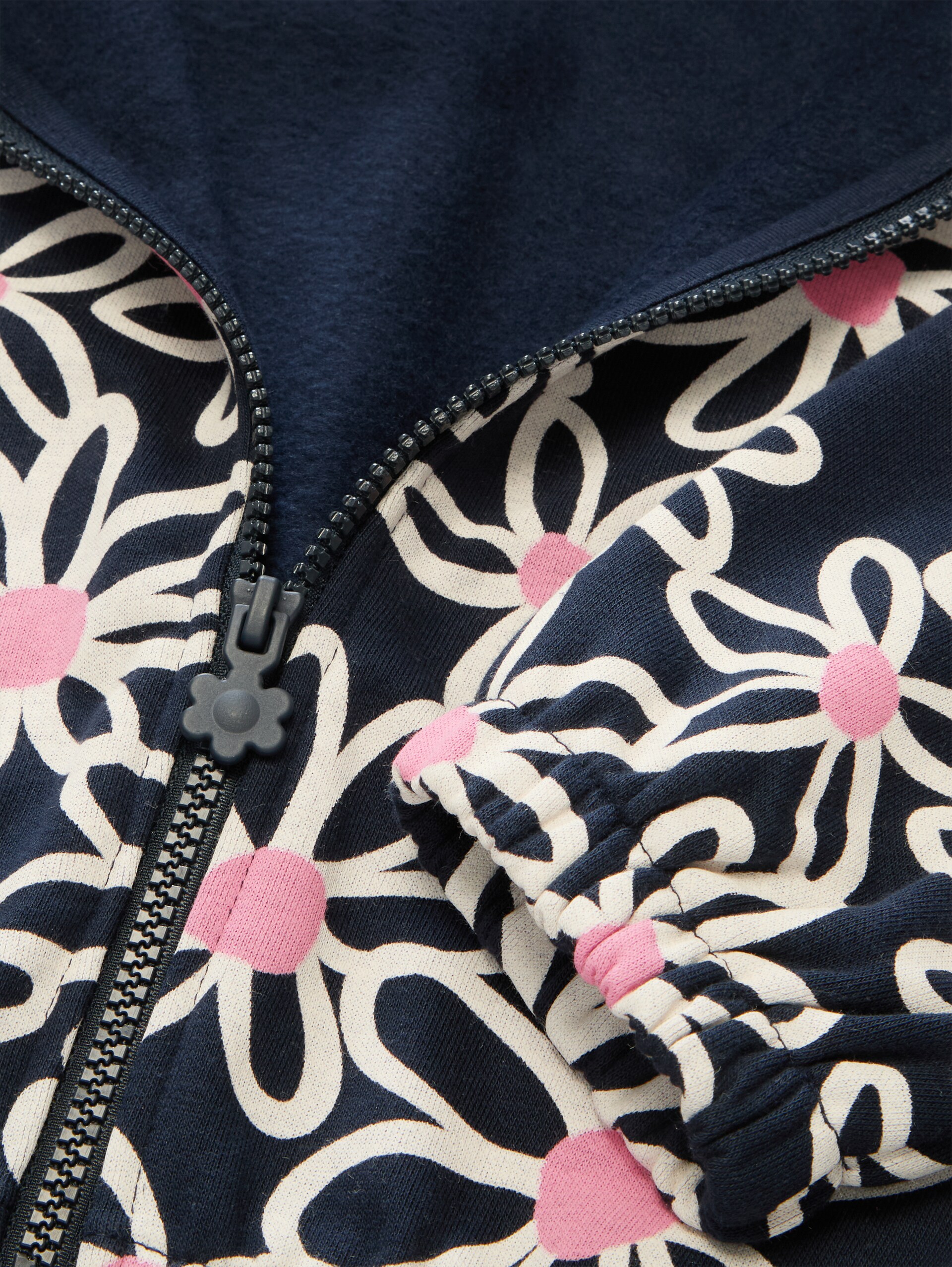 Cropped hoodie met patroon - dark blue big daisy print - Detailaanzicht model