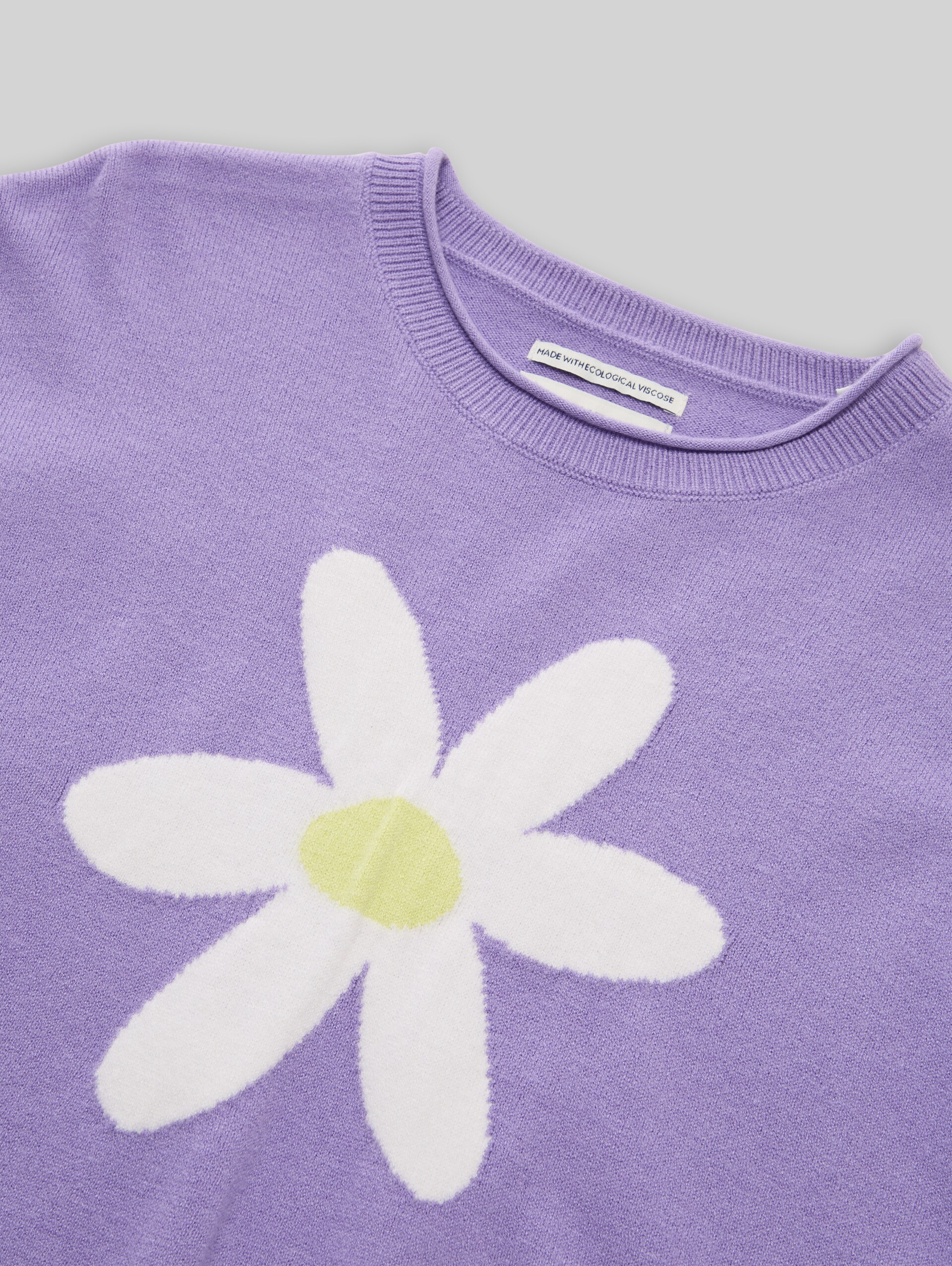 Strickpullover mit Blumen-Motiv - sweet purple - Detail-Model-Ansicht