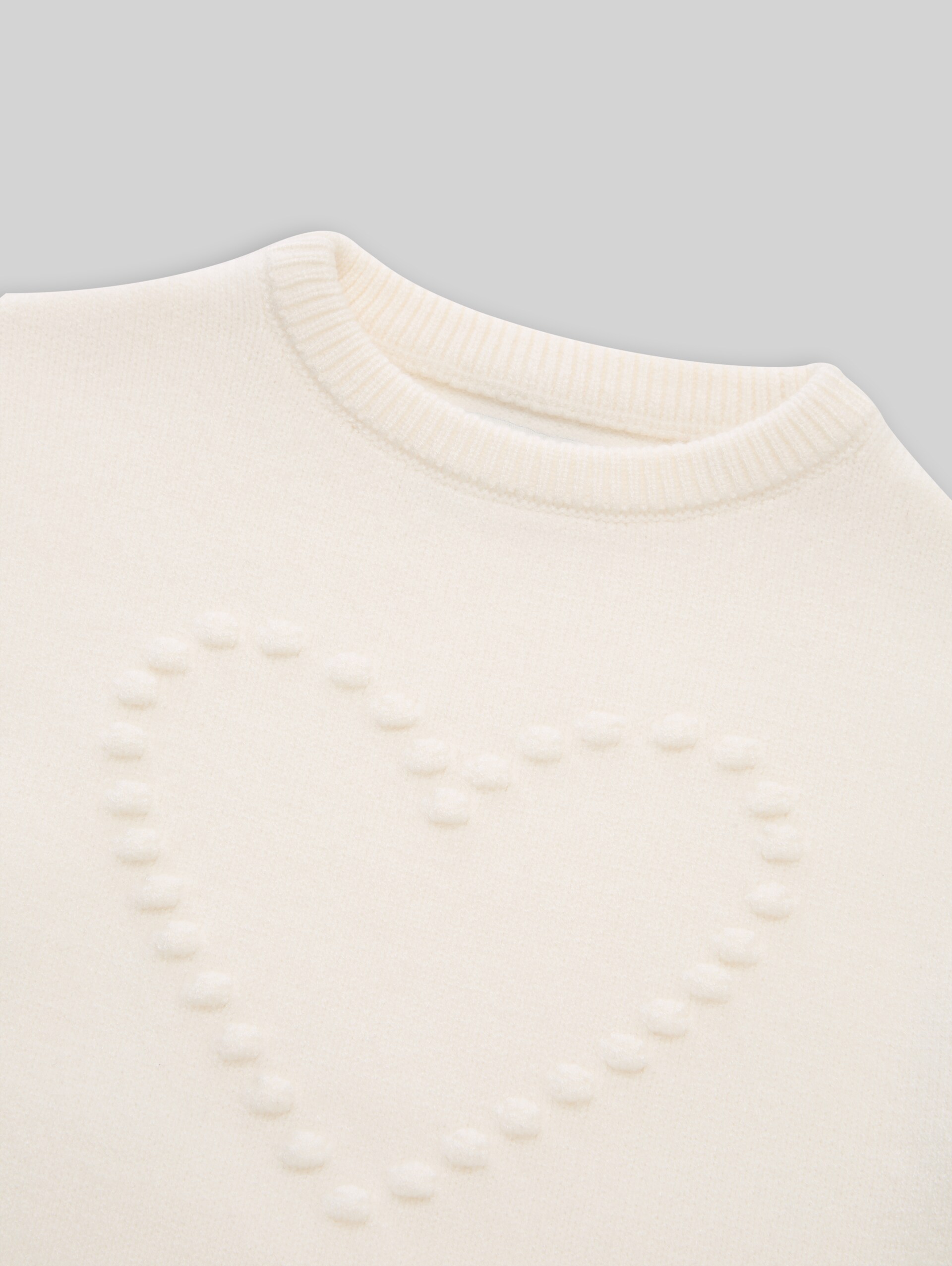 Strickpullover mit Herz-Motiv - Gardenia White - Detail-Model-Ansicht
