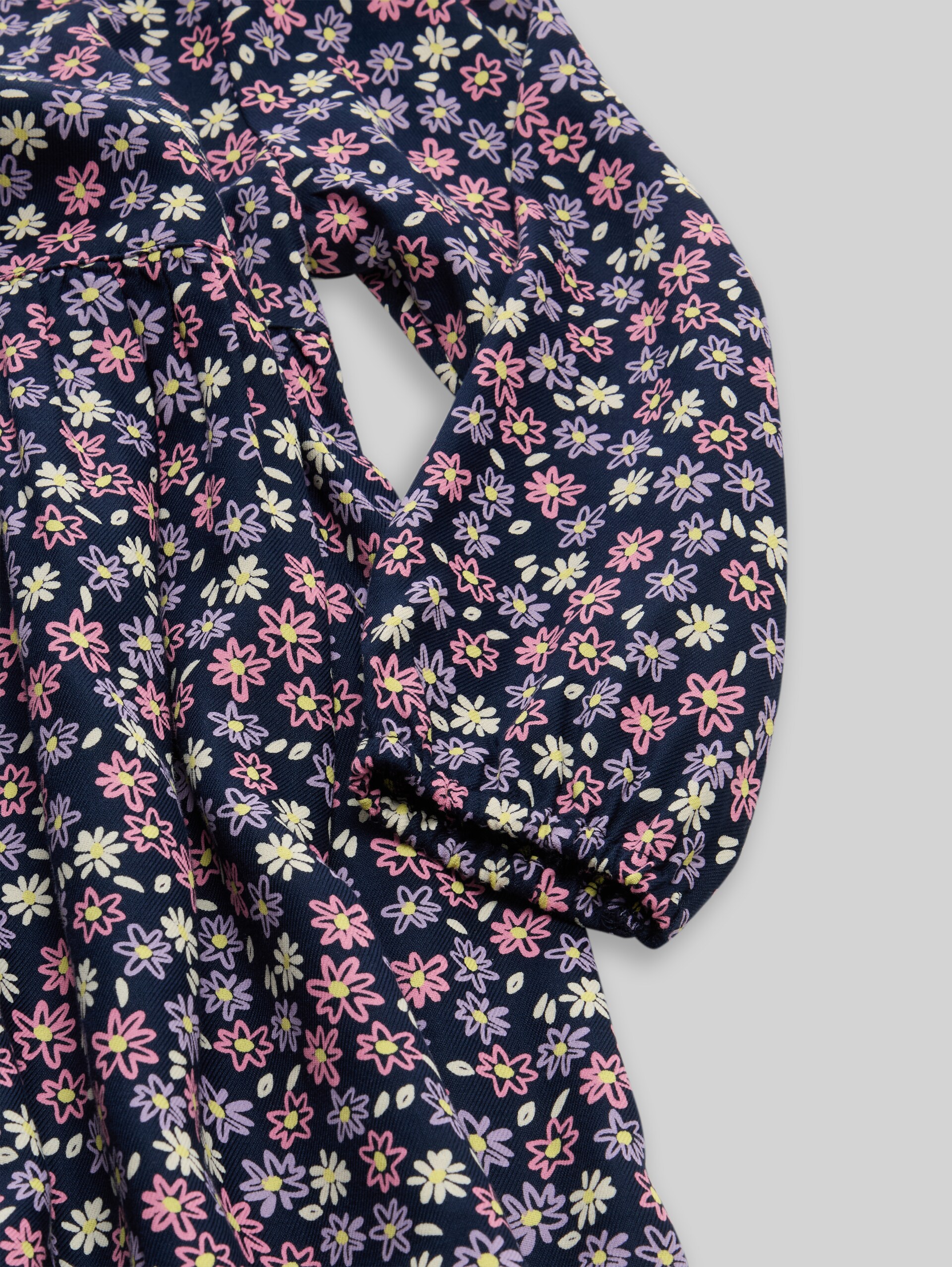 Mini-Kleid mit Blumen-Print - cute daisy print - Detail-Model-Ansicht