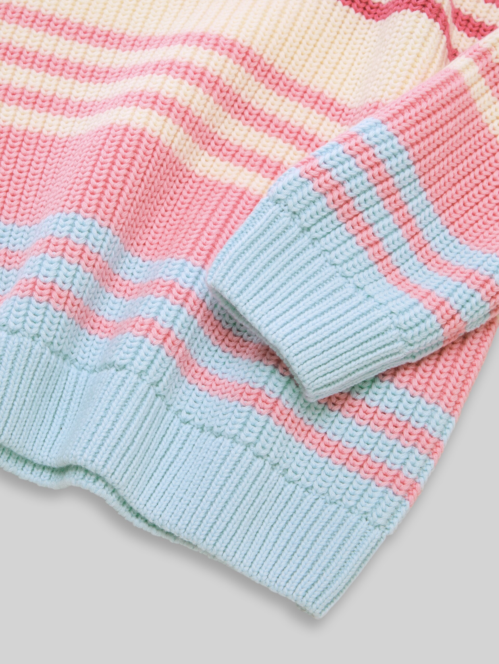 Oversize Strickpullover mit Streifenmuster - stripe rose lightblue - Detail-Model-Ansicht