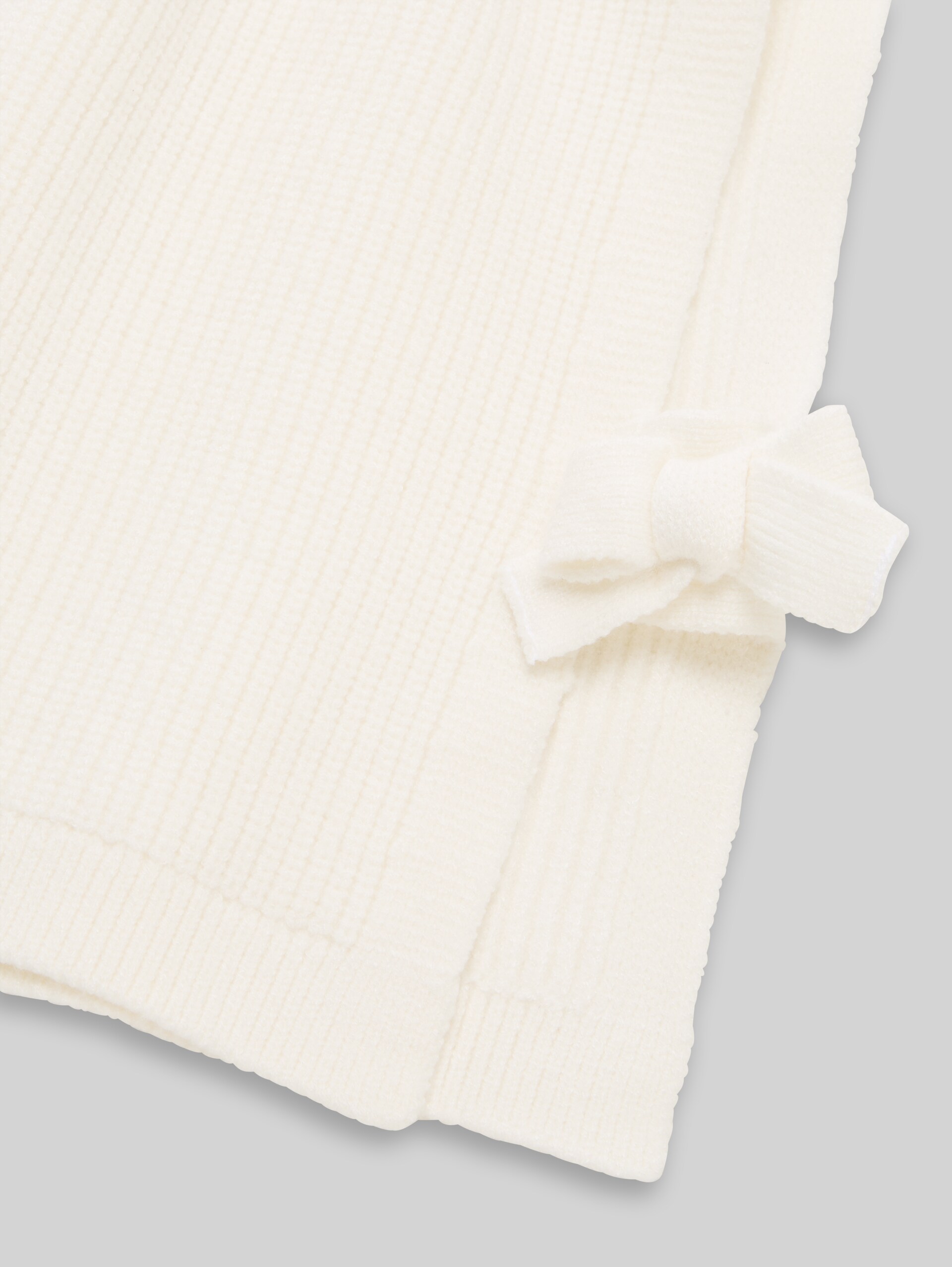 Pullunder mit Schleifen-Detail - Gardenia White - Detail-Model-Ansicht