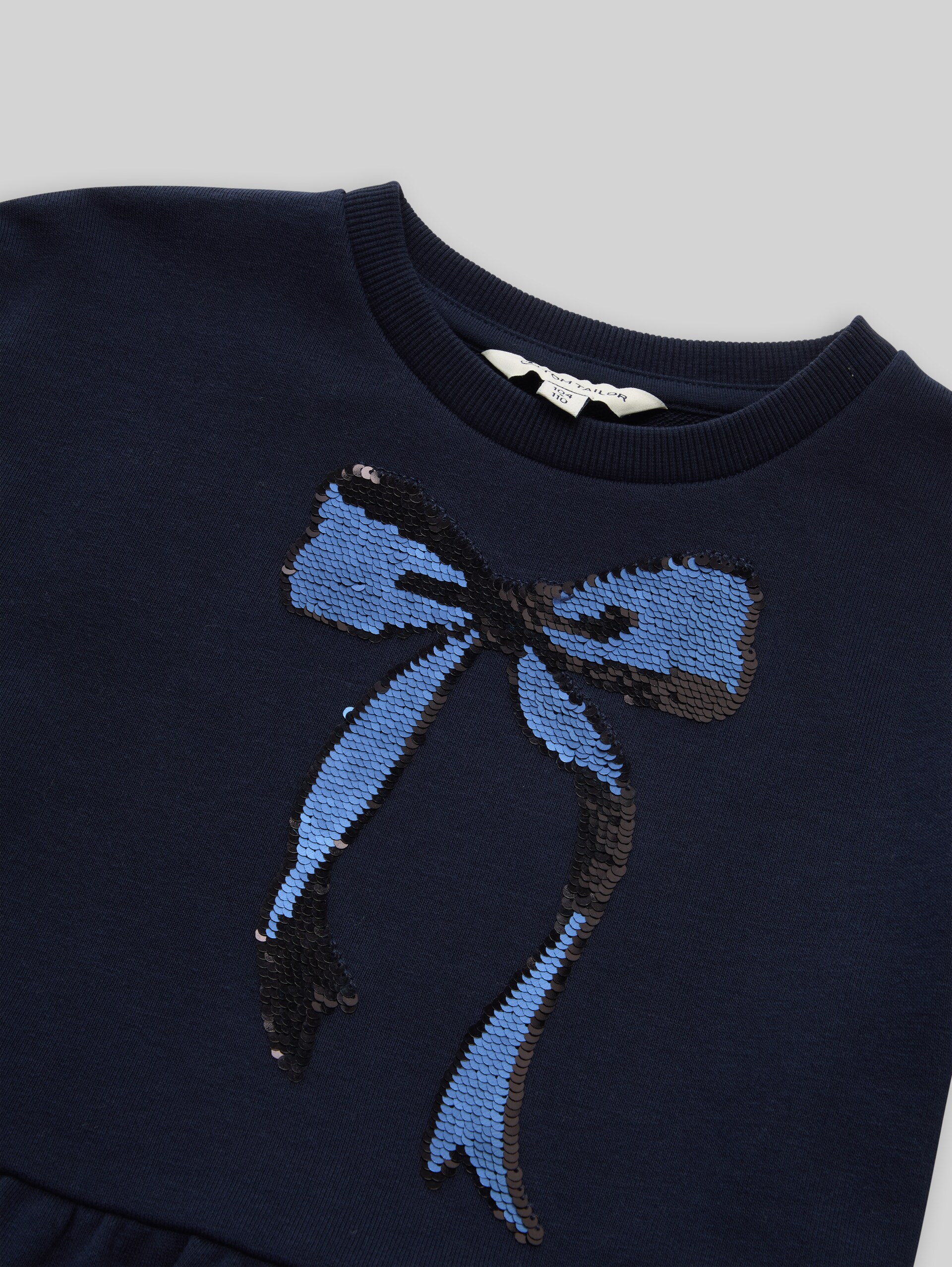 Sweat-Kleid mit Wendepailletten - sky captain blue - Detail-Model-Ansicht