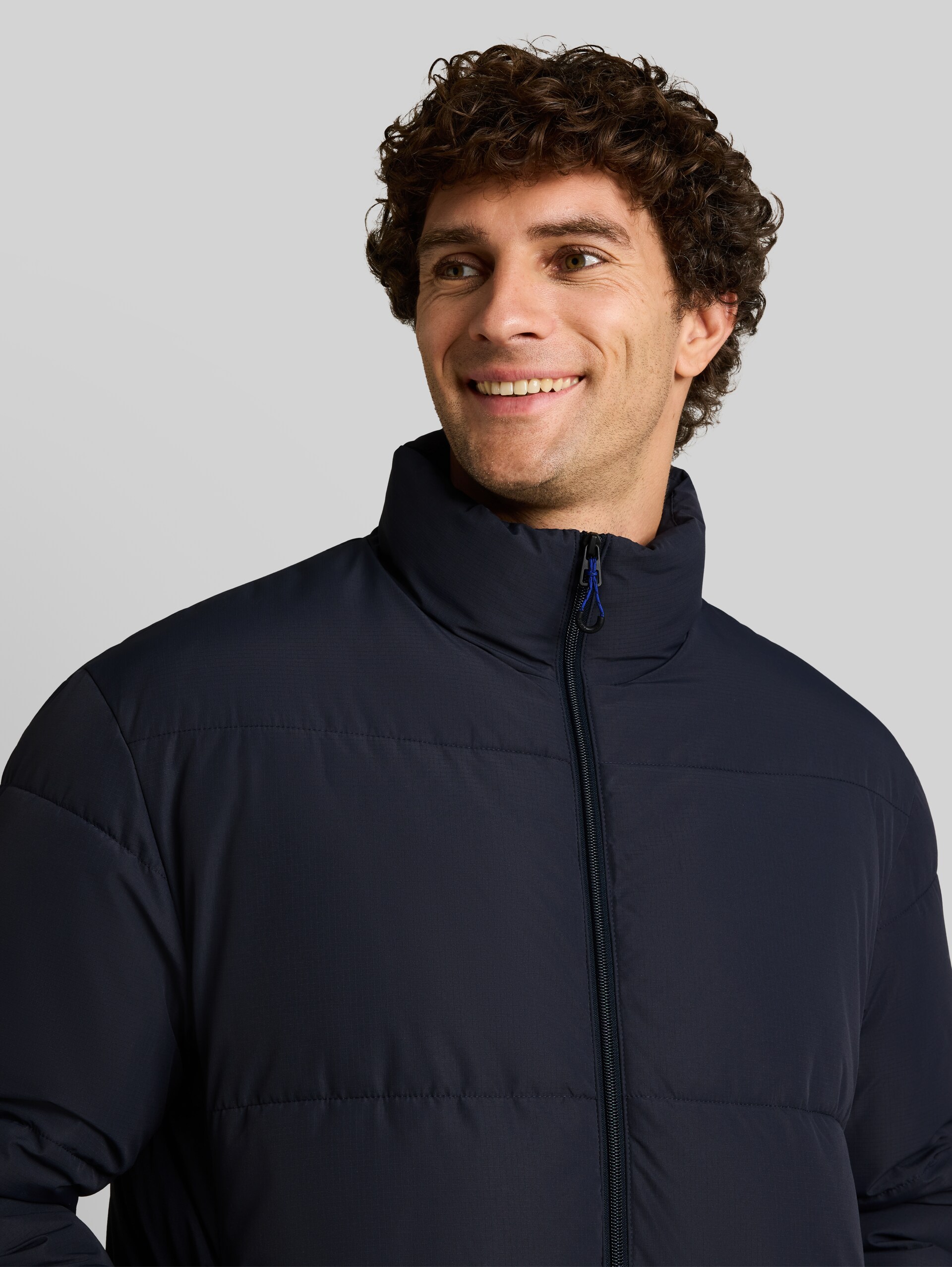 Relaxed Fit Puffer-Jacke mit Stehkragen - sky captain blue - Detail-Model-Ansicht