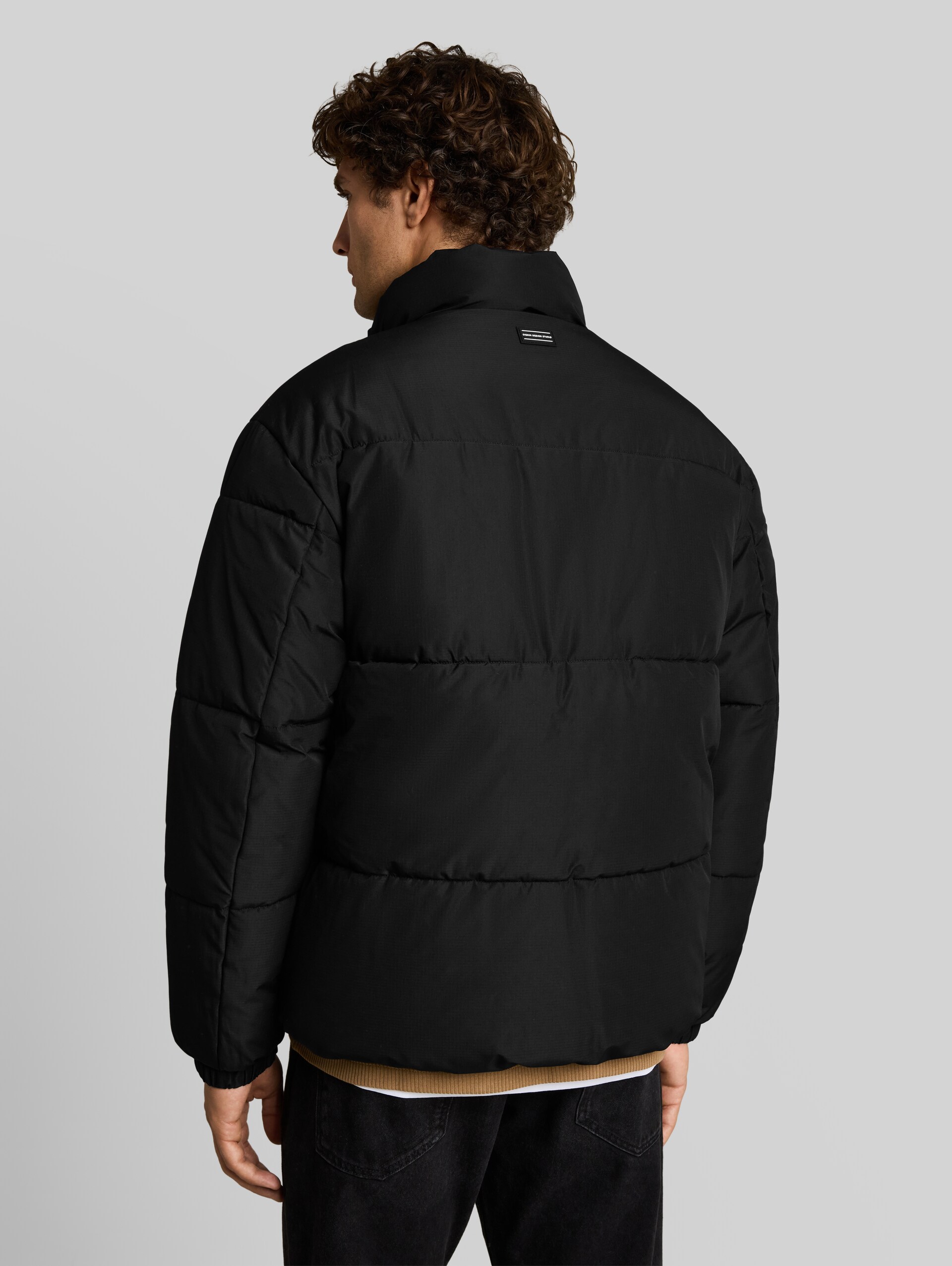 Pufferjack met relaxte pasvorm en opstaande kraag - Black - Model-achteraanzicht