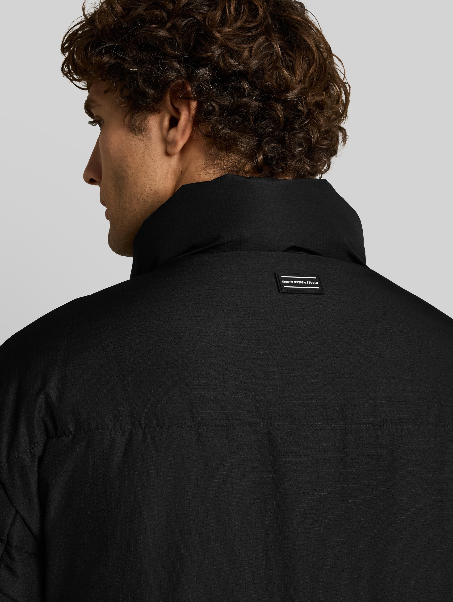 Pufferjack met relaxte pasvorm en opstaande kraag - Black - Detailaanzicht model
