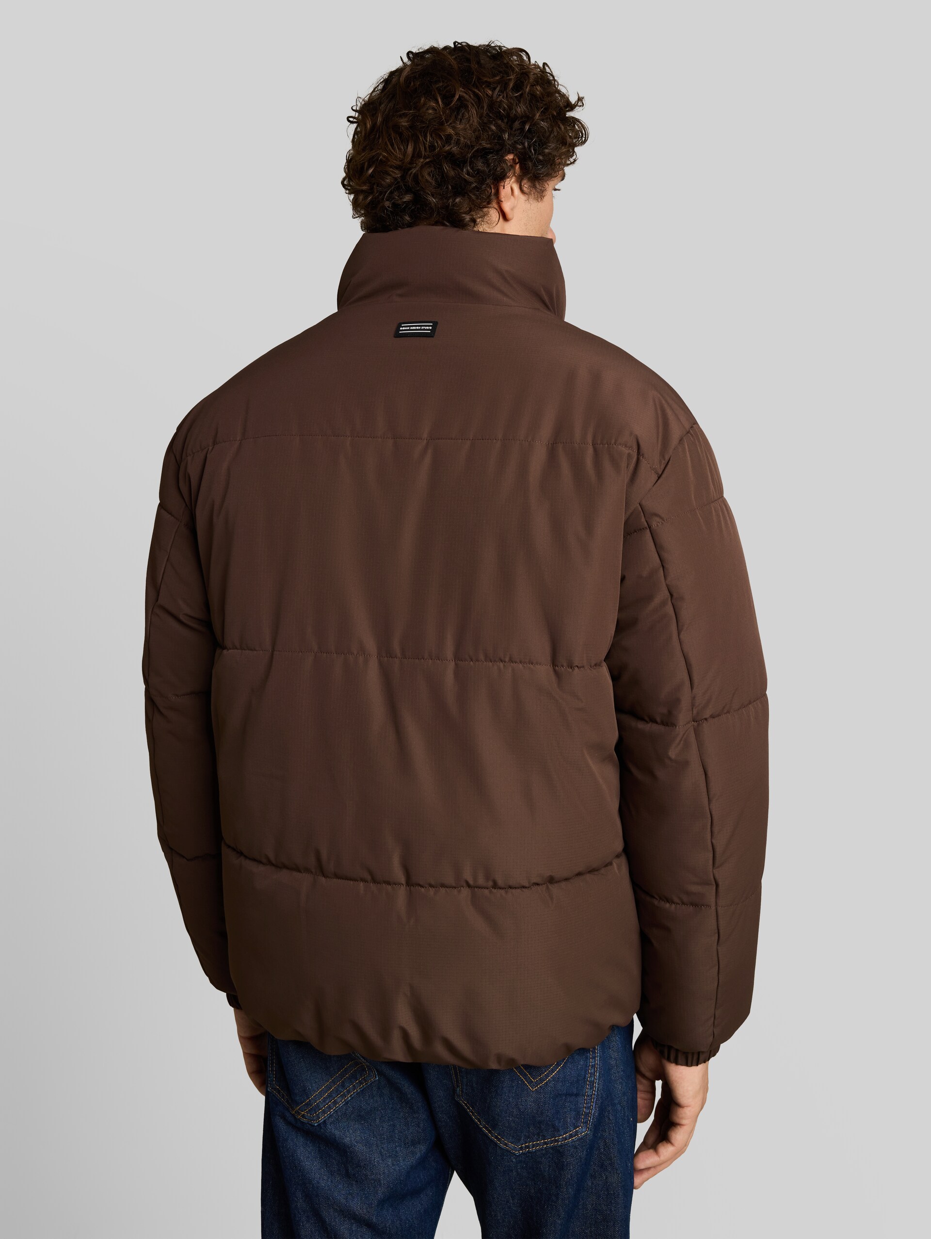 Relaxed Fit Puffer-Jacke mit Stehkragen - cool dark brown - Model-Rückansicht