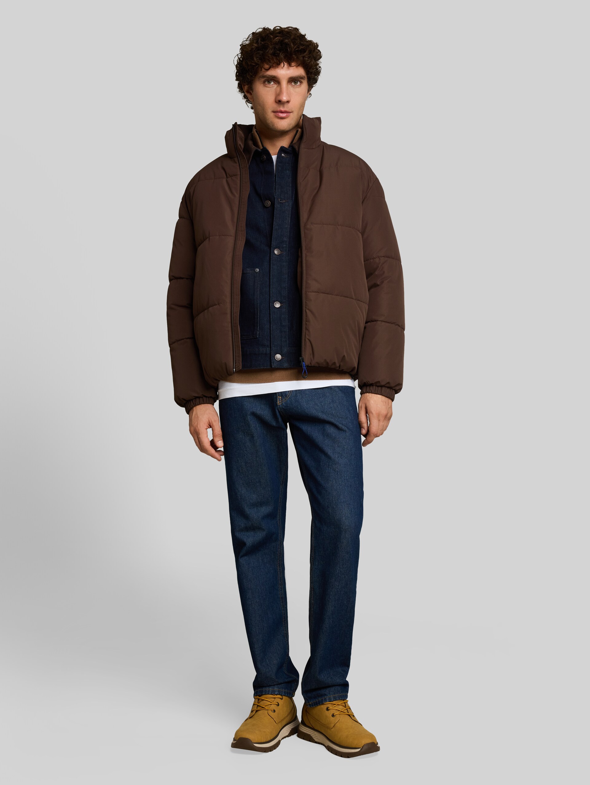 Relaxed Fit Puffer-Jacke mit Stehkragen - cool dark brown - seitliche Model-Ansicht