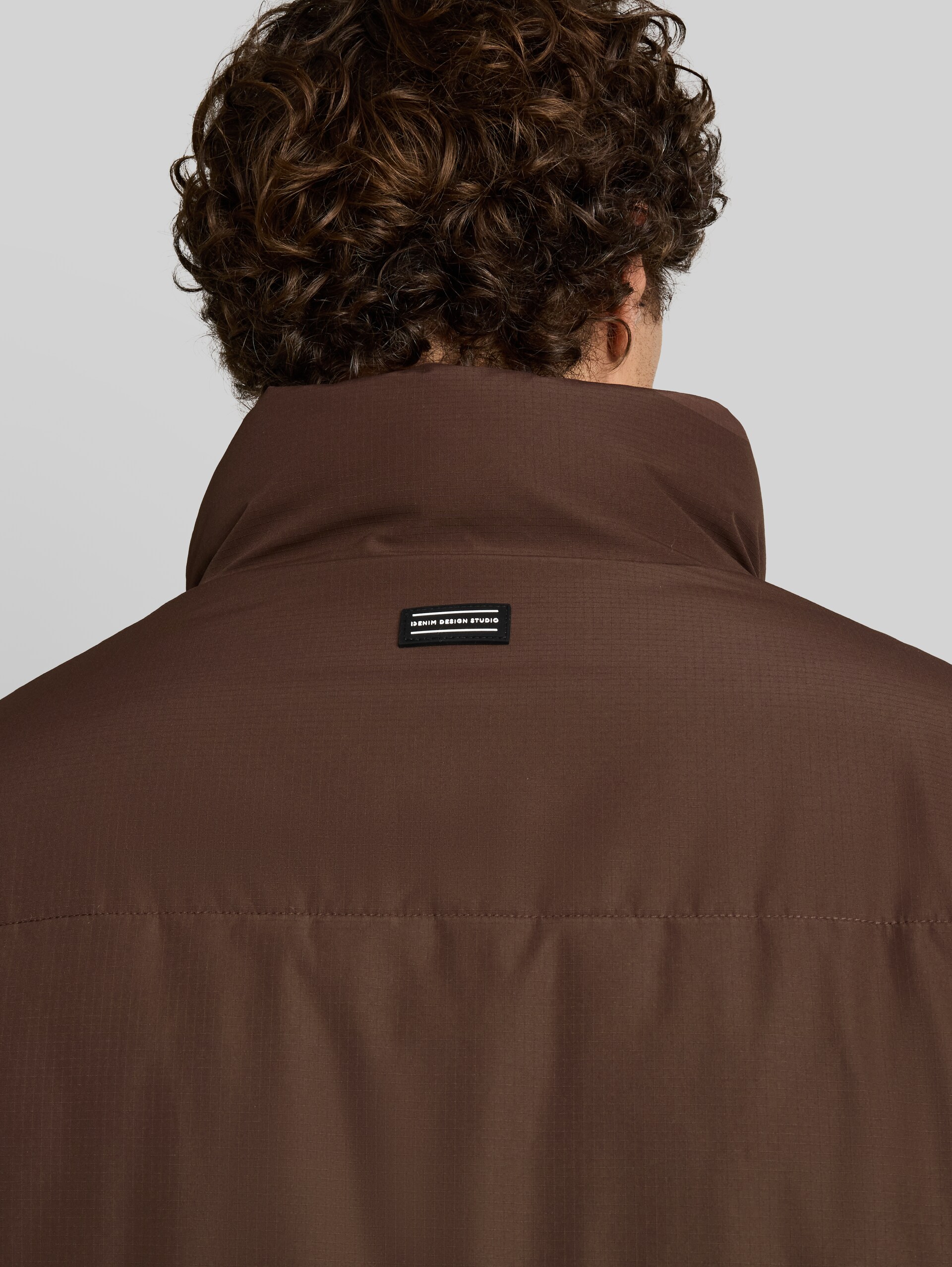Relaxed Fit Puffer-Jacke mit Stehkragen - cool dark brown - Detail-Model-Ansicht