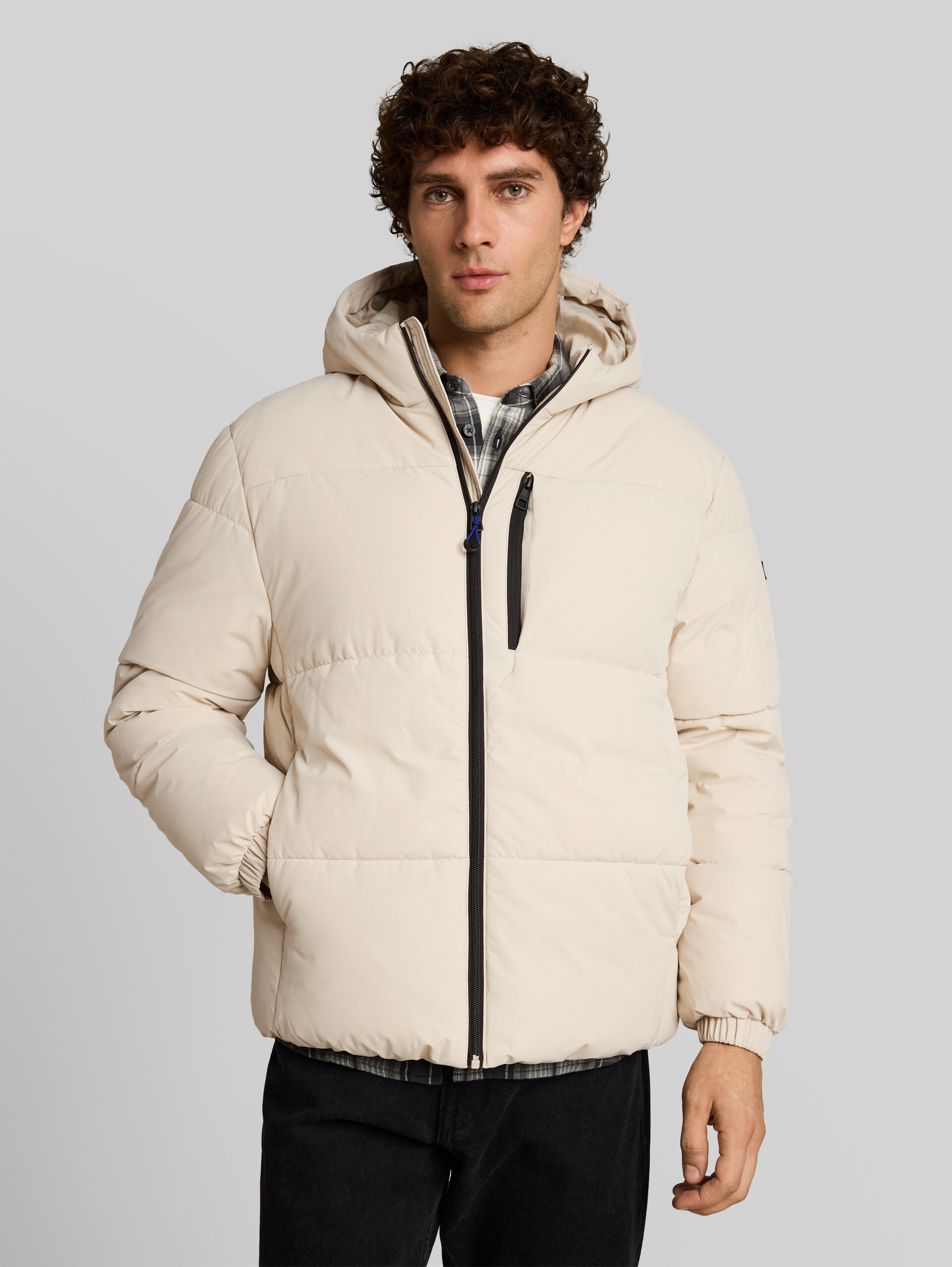 Relaxed Fit Puffer-Jacke mit Kapuze - Dusty Beige - Model-Vorderansicht