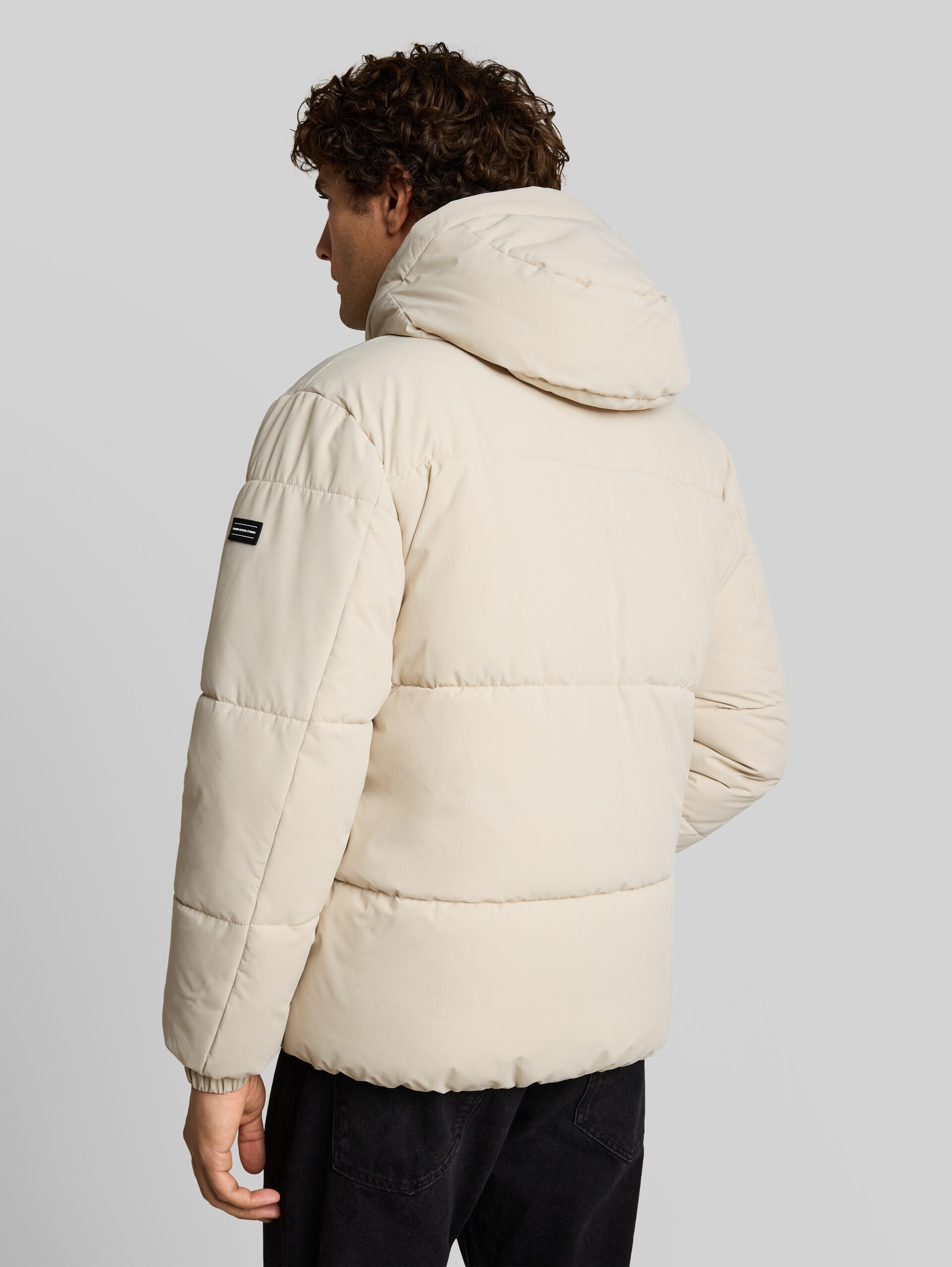 Relaxed Fit Puffer-Jacke mit Kapuze - Dusty Beige - Model-Rückansicht